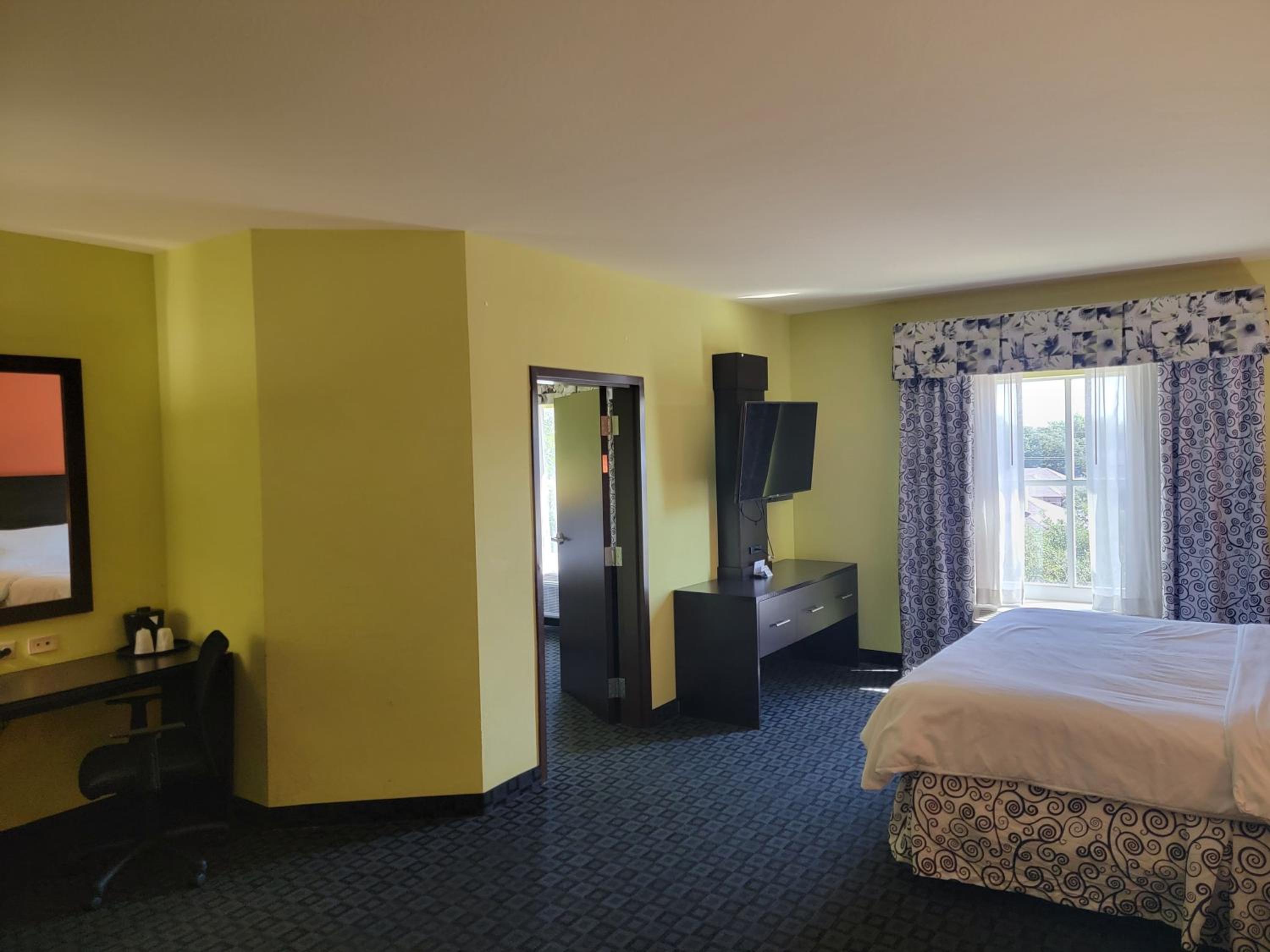 Deluxe King Room - Mobility Access photo 2