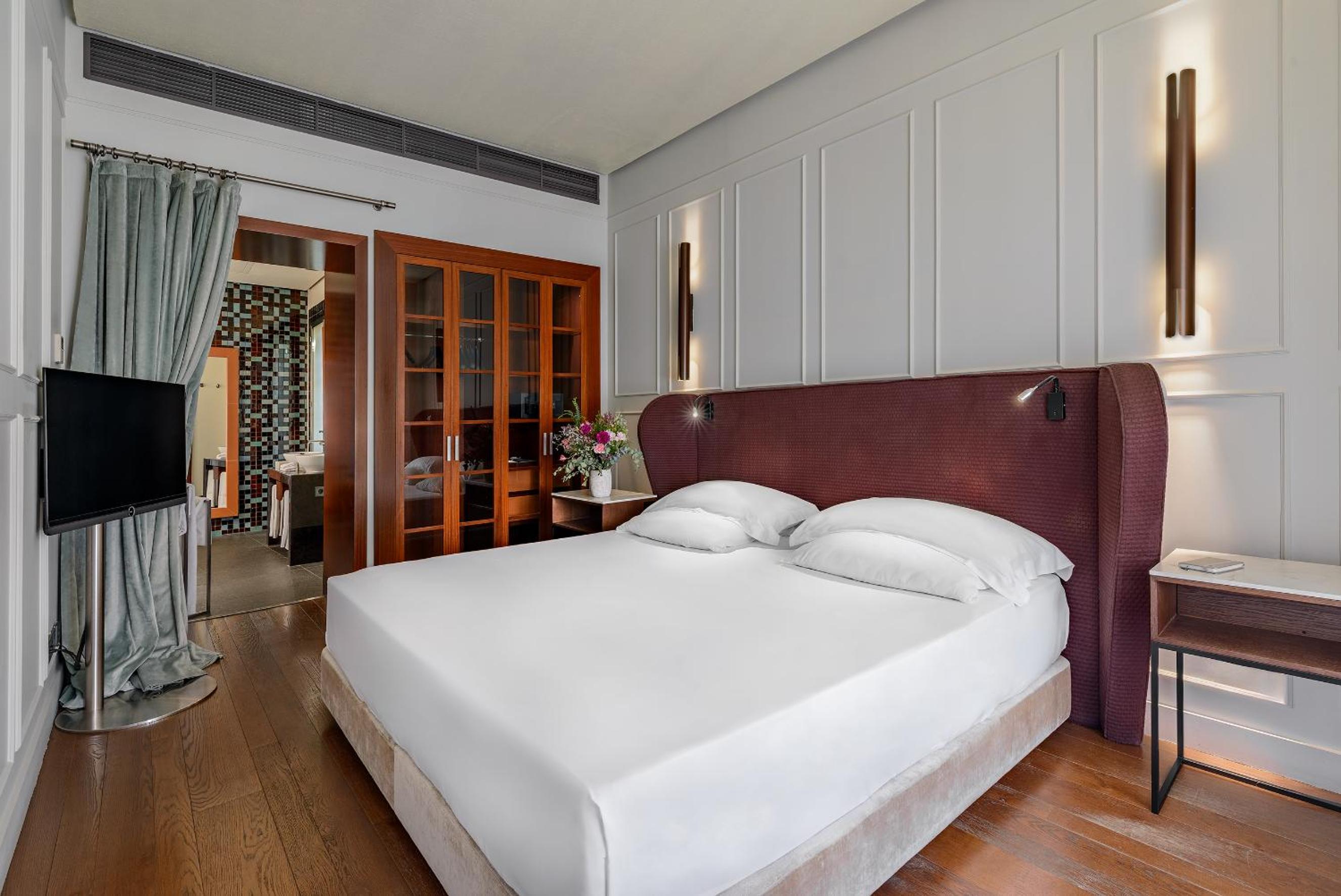 Suite - Photo 1