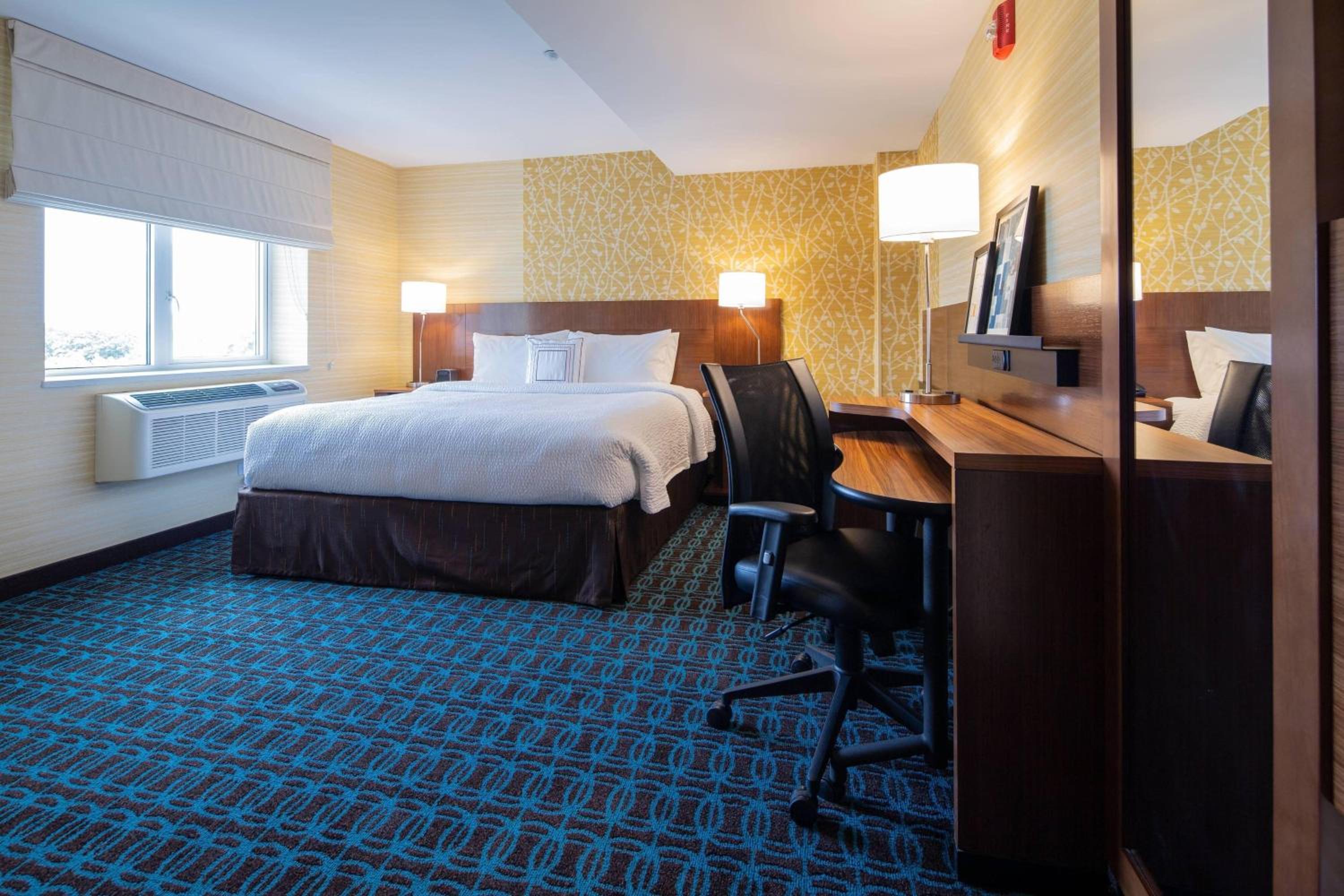 King Room with Roll-in Shower - Mobility and Hearing Accessible, photo 6