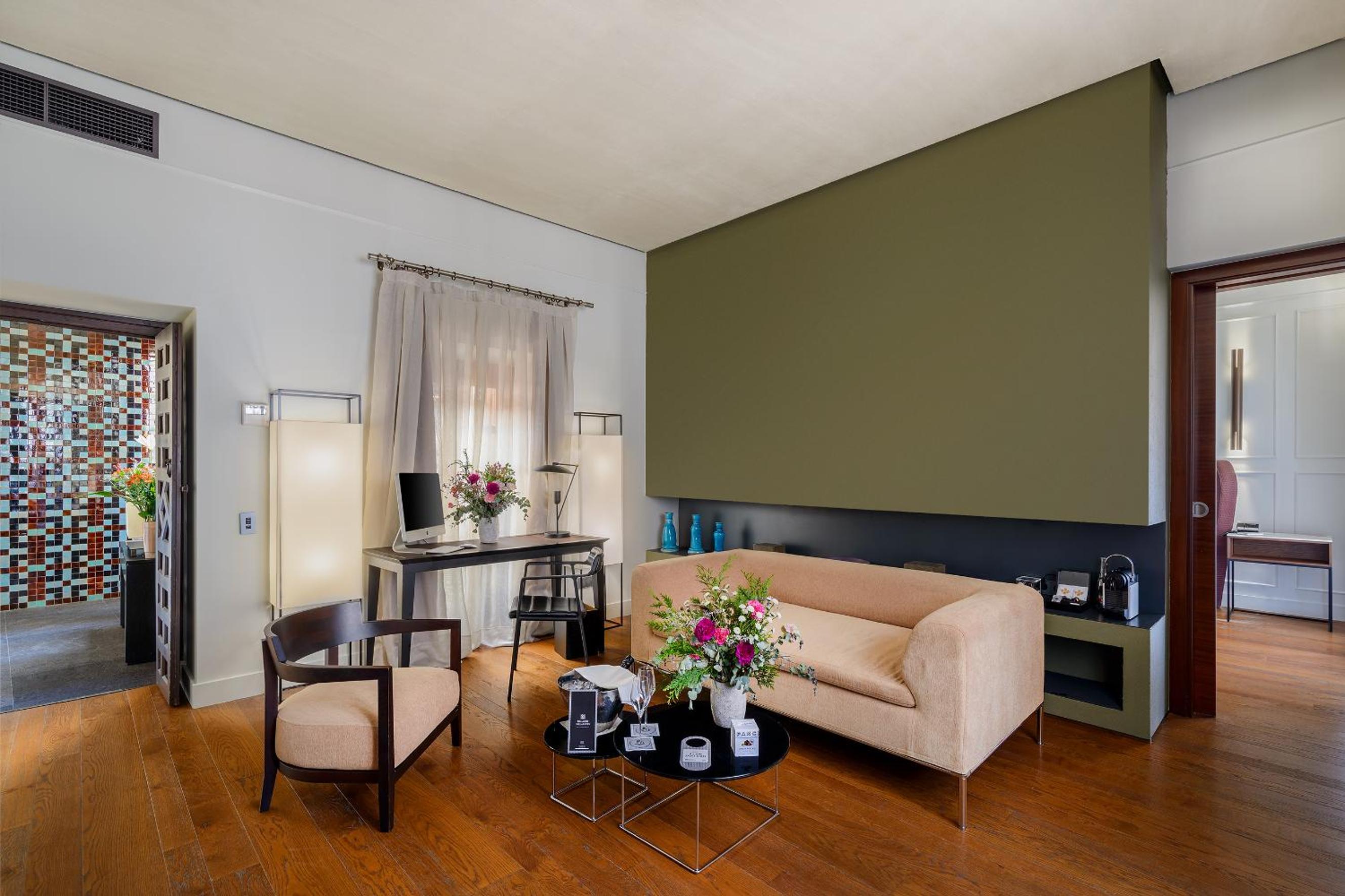 Suite - Photo 18