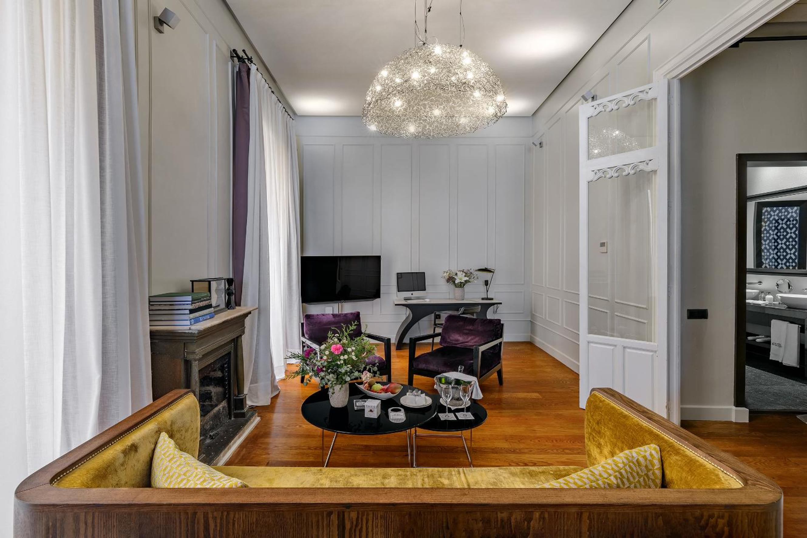 Suite - Photo 19
