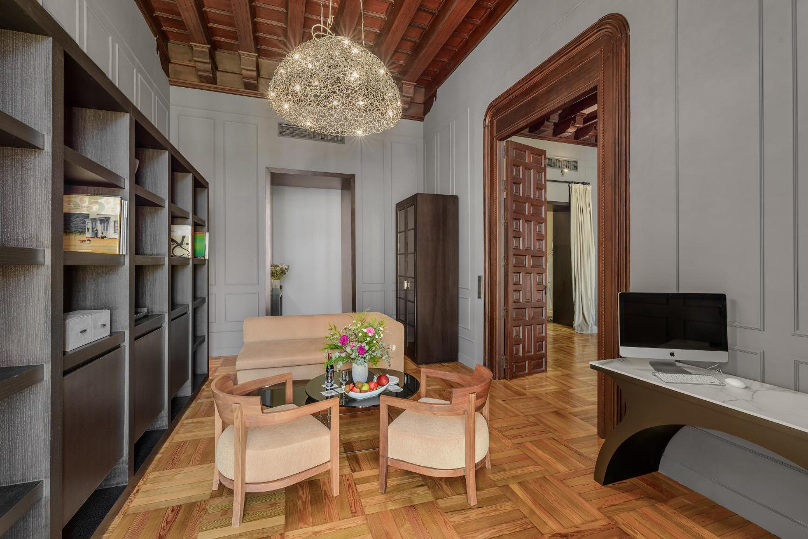 Suite - Photo 20
