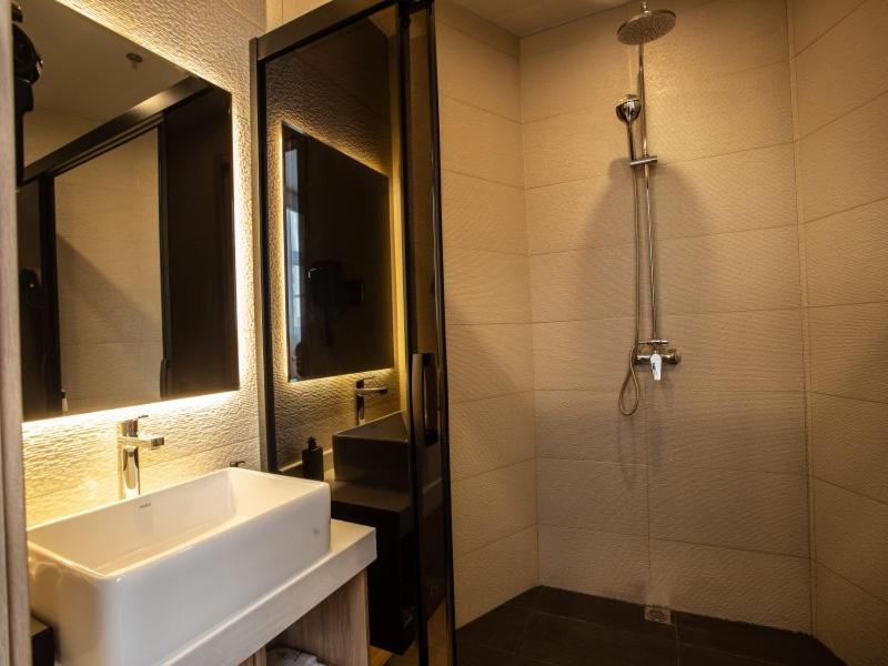 Business Double Room With Inner Window photo 2