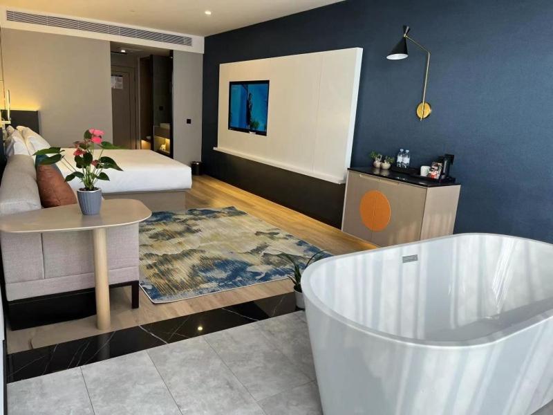 Deluxe Double Room with Bathtub