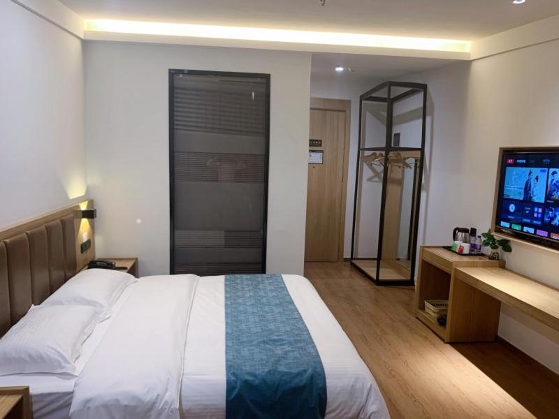 Queen Room with Inner Window photo 3