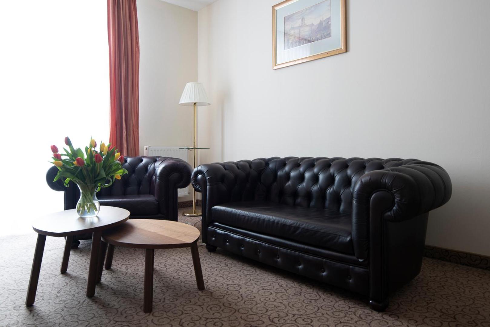 Deluxe King Room (2 Adults + 1 Child) photo 3
