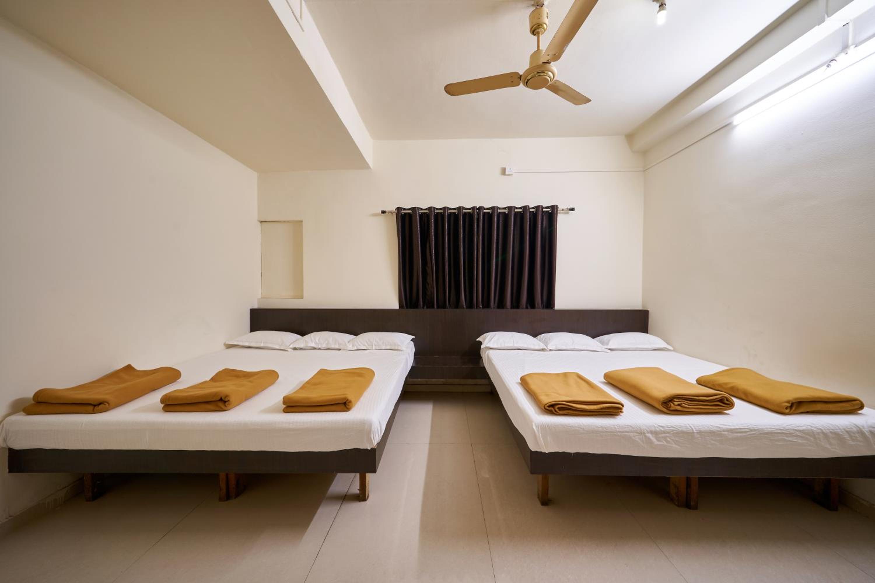 6-Bed Mixed Dormitory Room photo 1