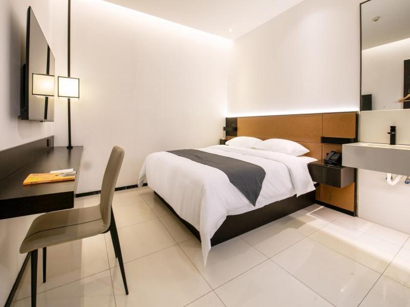 Business Twin Room without Window photo 2