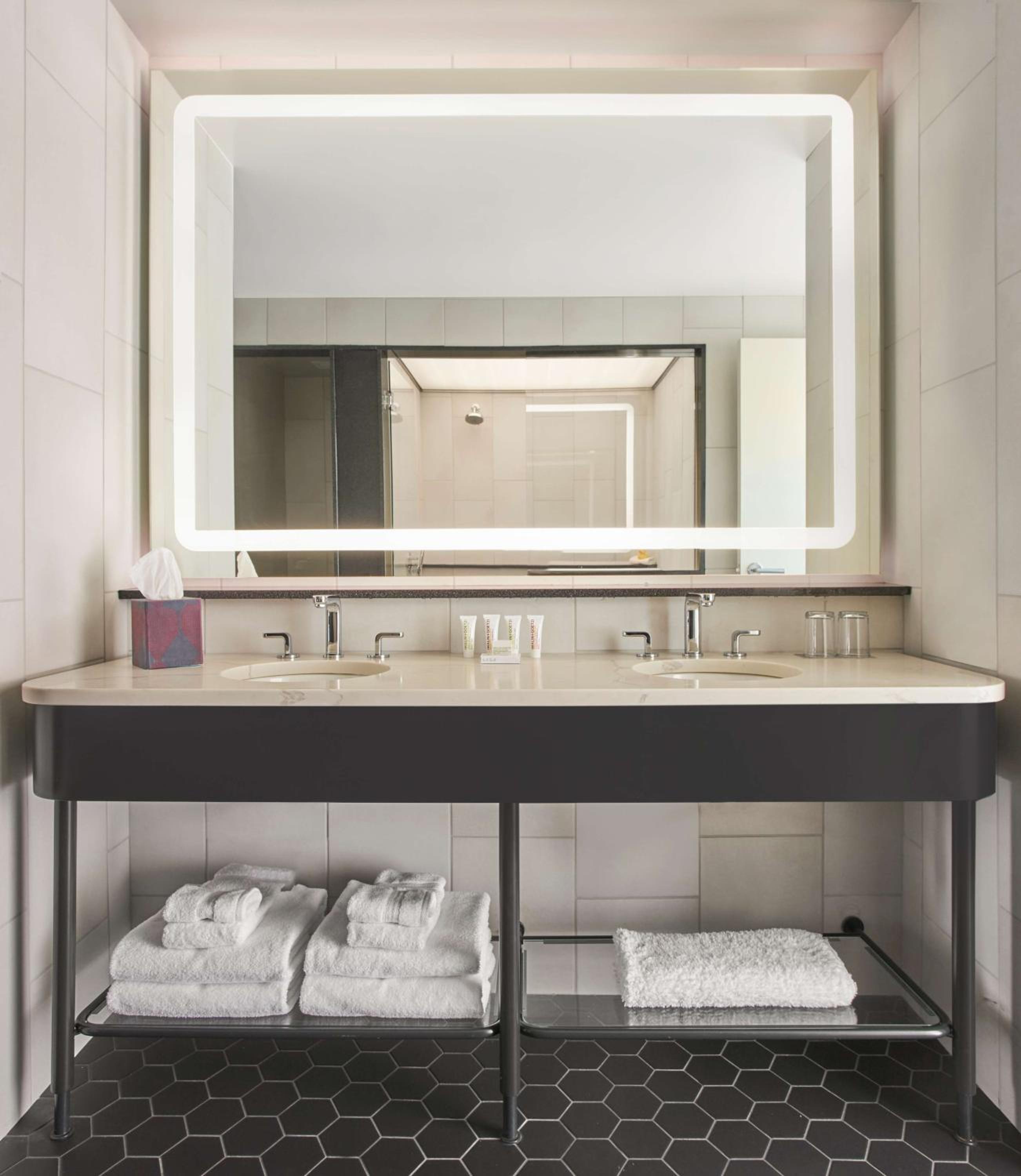 Deluxe King Room - Mobility Accessible photo 3