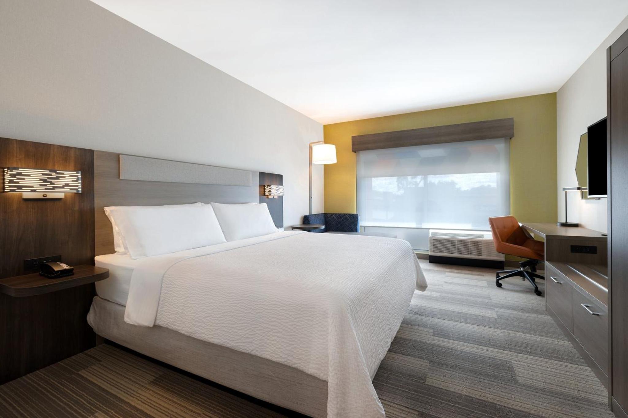 Standard King Room - Photo 6