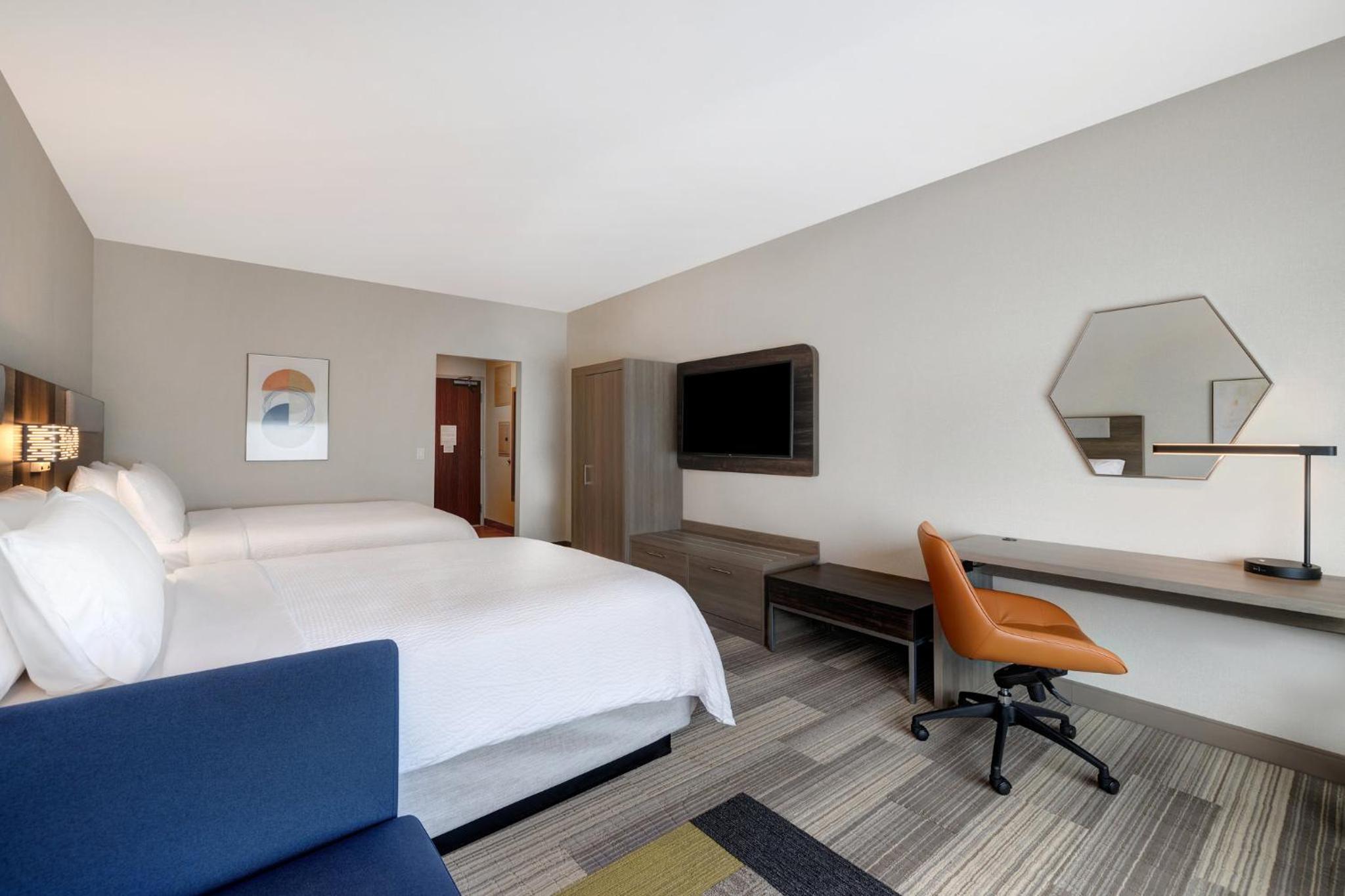 Standard Queen Room with Two Queen Beds - Photo 2