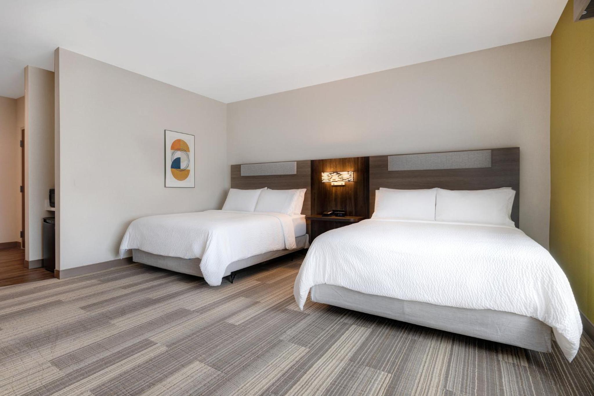 Standard Queen Room with Two Queen Beds - Photo 9