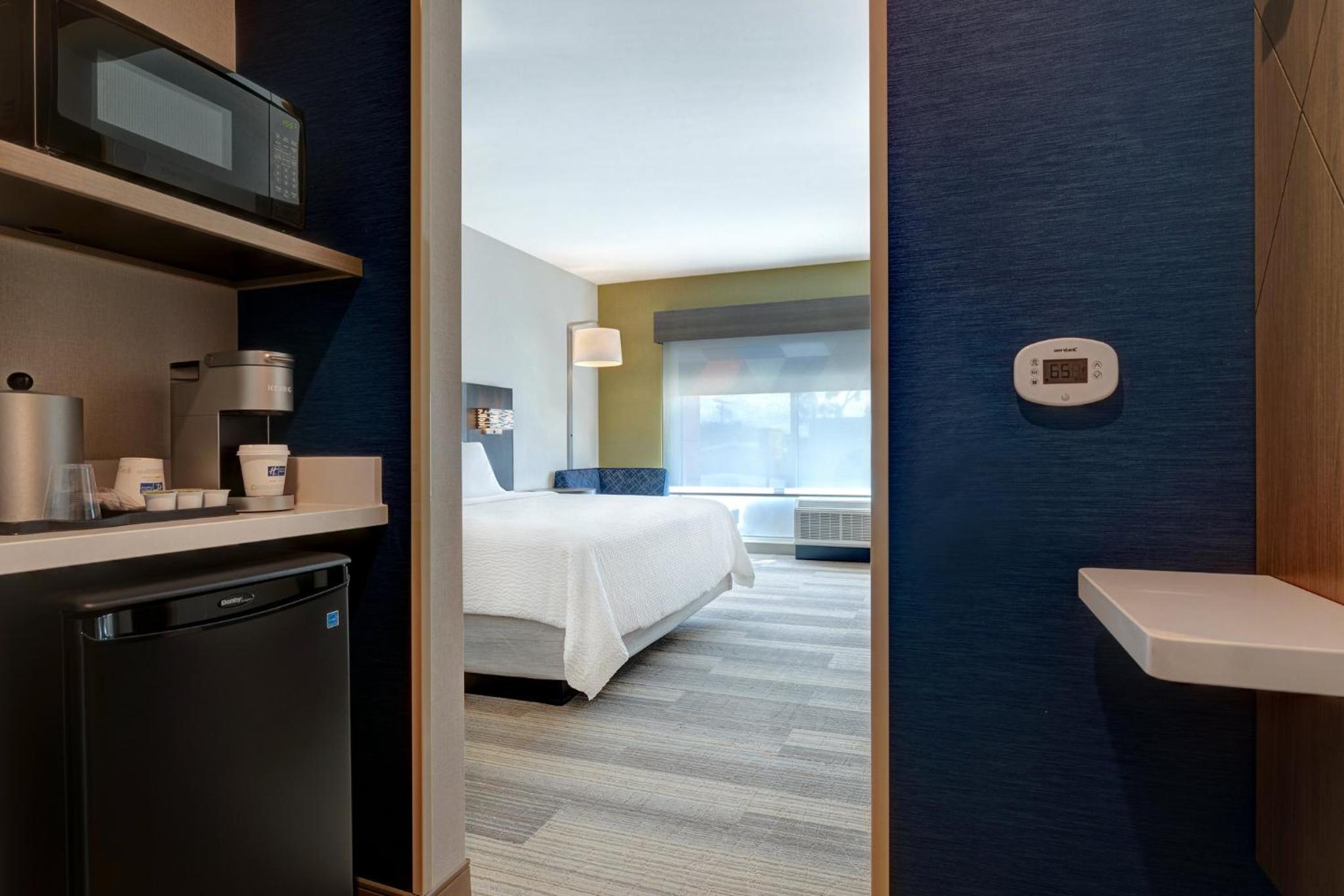 Standard King Room - Communications Accessible - Photo 7