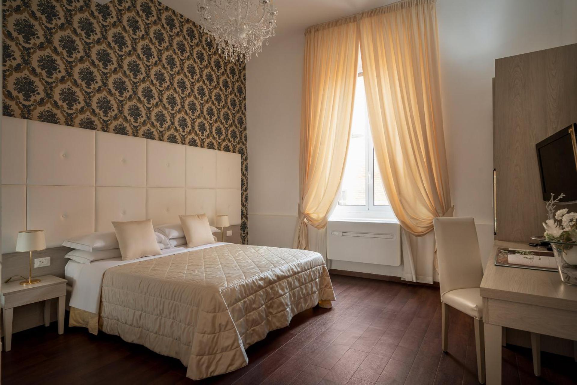 Deluxe Double Room - Photo 7