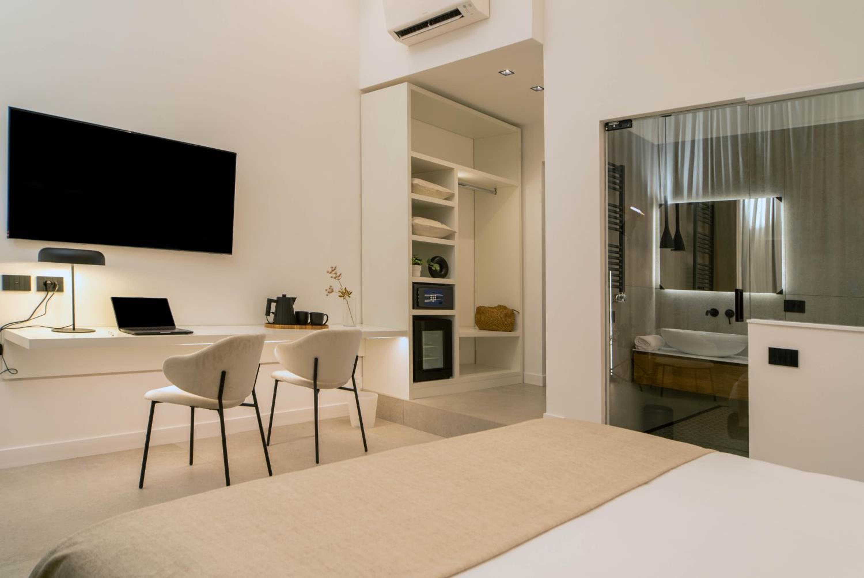 Queen Deluxe Double or Twin Room
