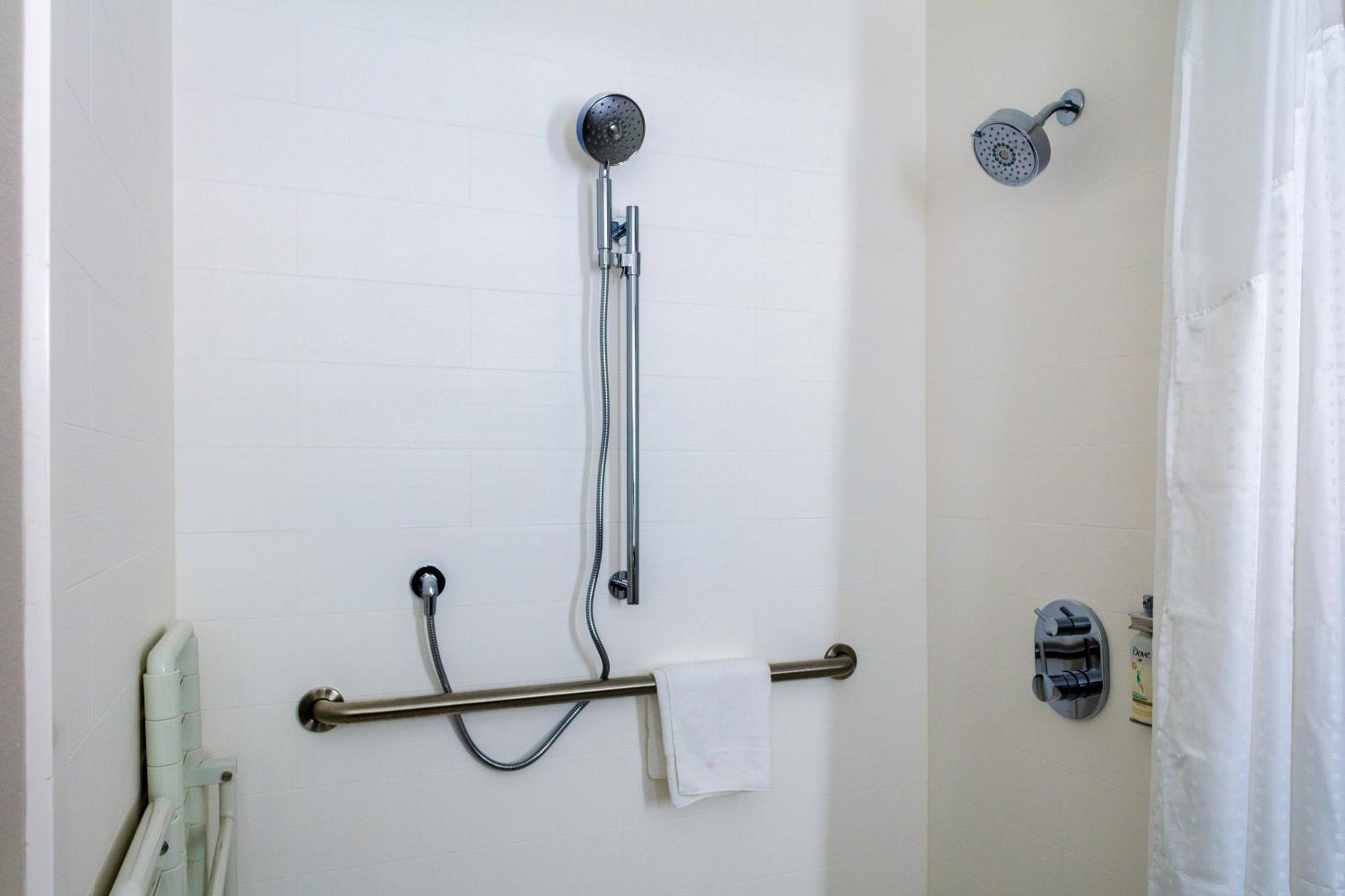 Deluxe King Room - Disability Access - Accessible Tub - Photo 10