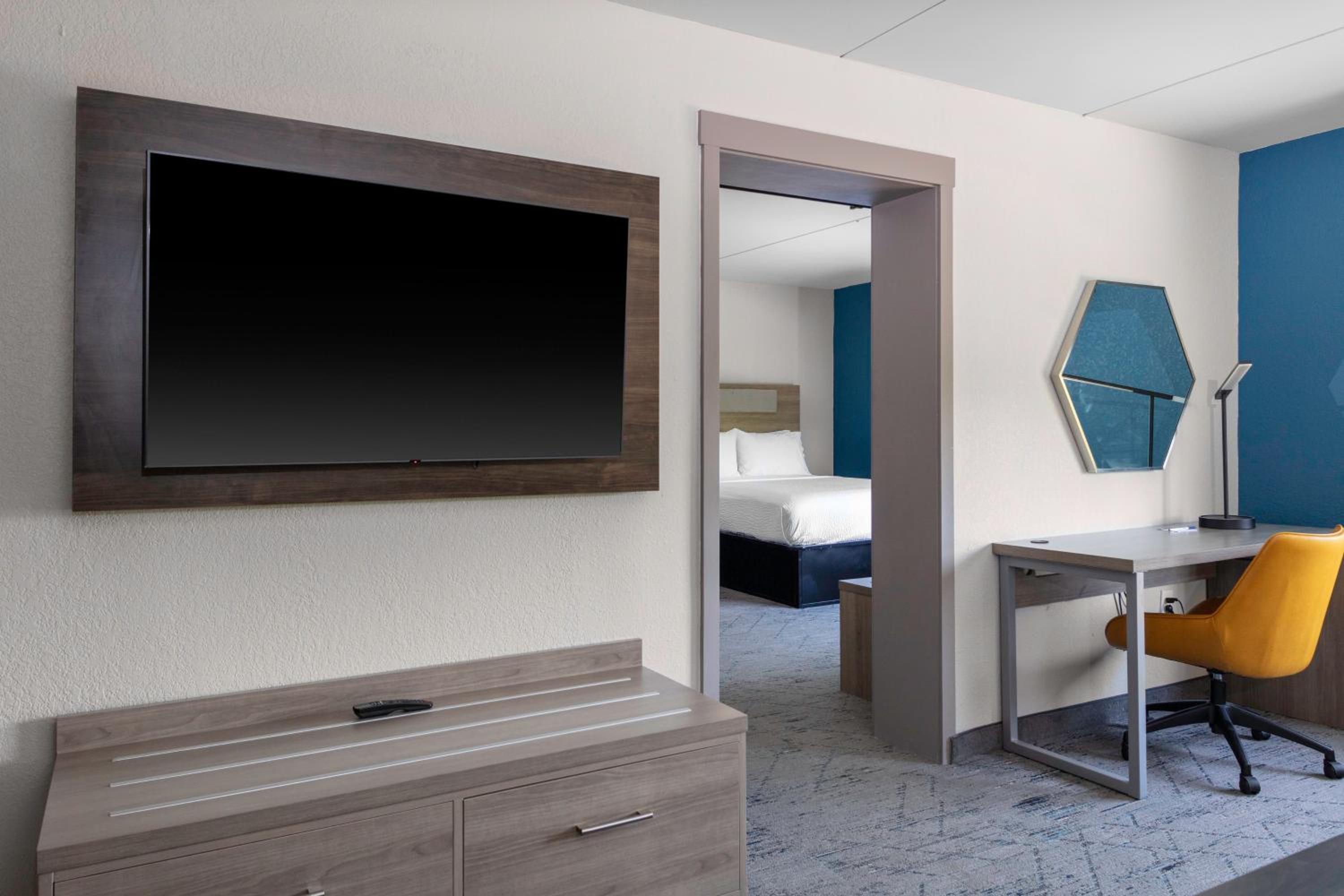 One-Bedroom Queen Suite with Two Queen Beds - Photo 10