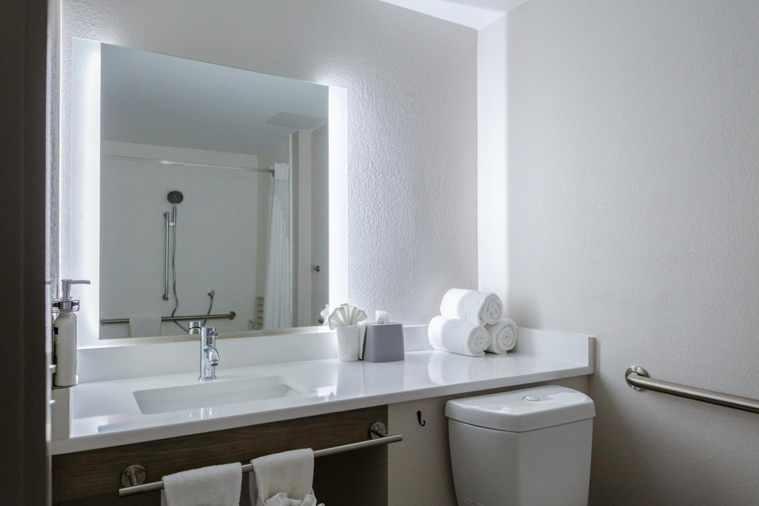 Standard King Room - Communications Mobility Accessible