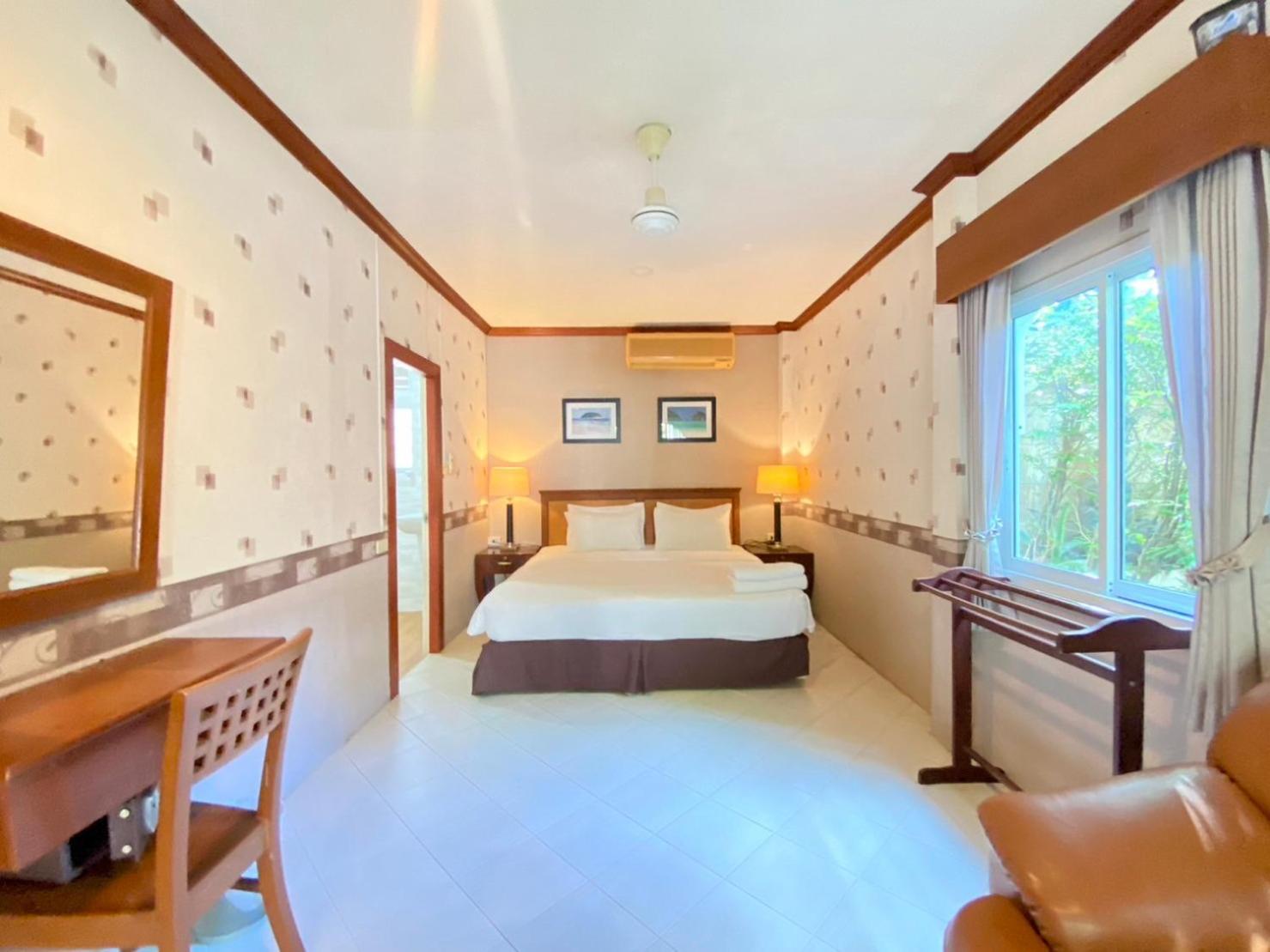 Deluxe Double Room with Balcony photo 3