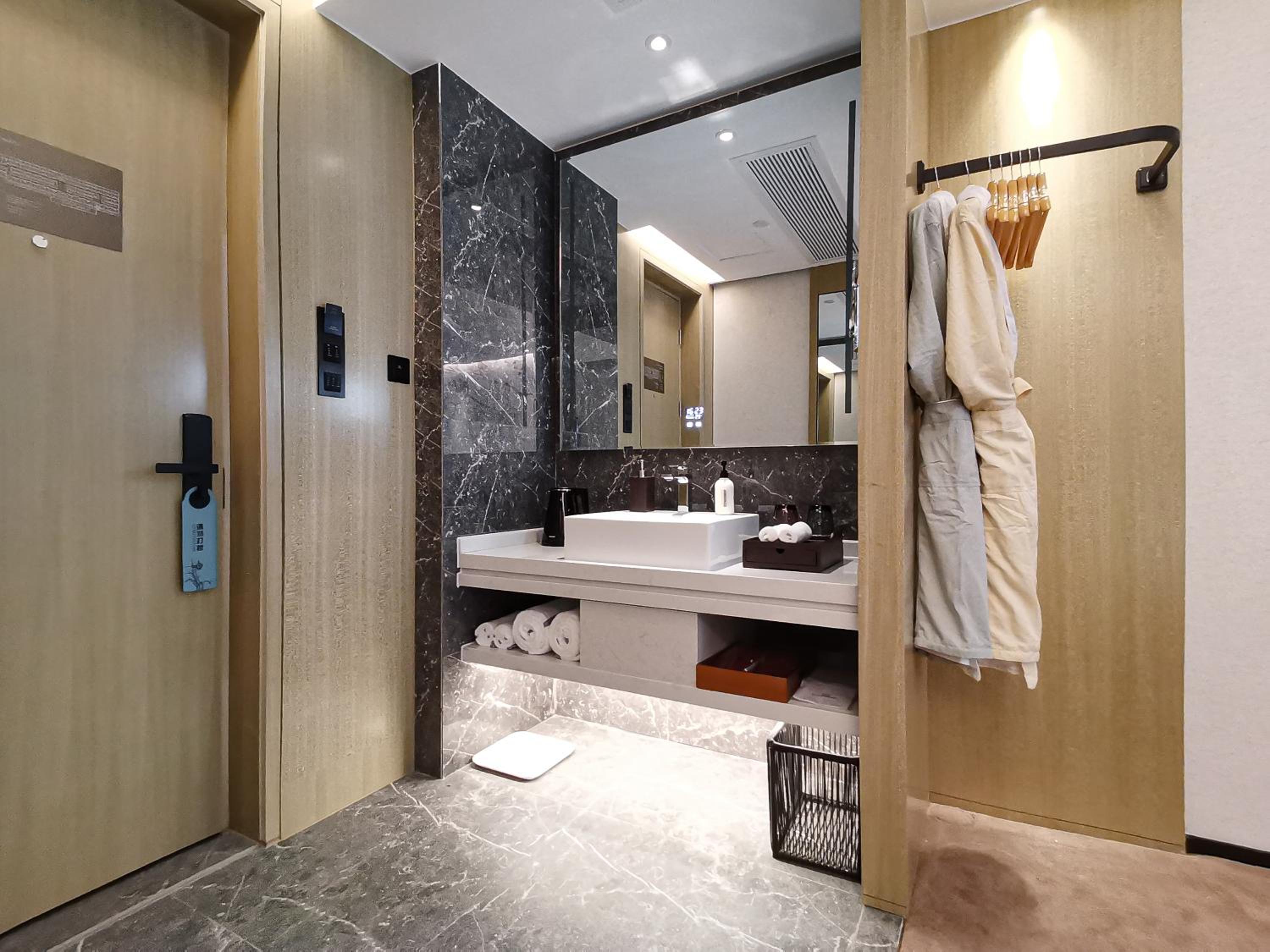 Deluxe King Room - Photo 3
