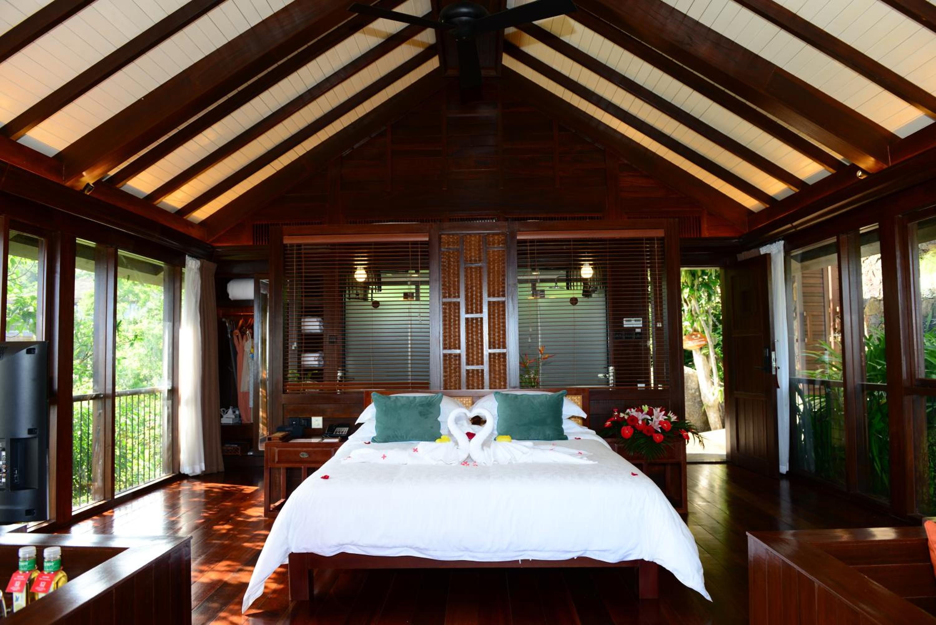 (Double Bed or Twin Beds) Hilltop Full Sea View Villa – with Private Bathtub on Balcony