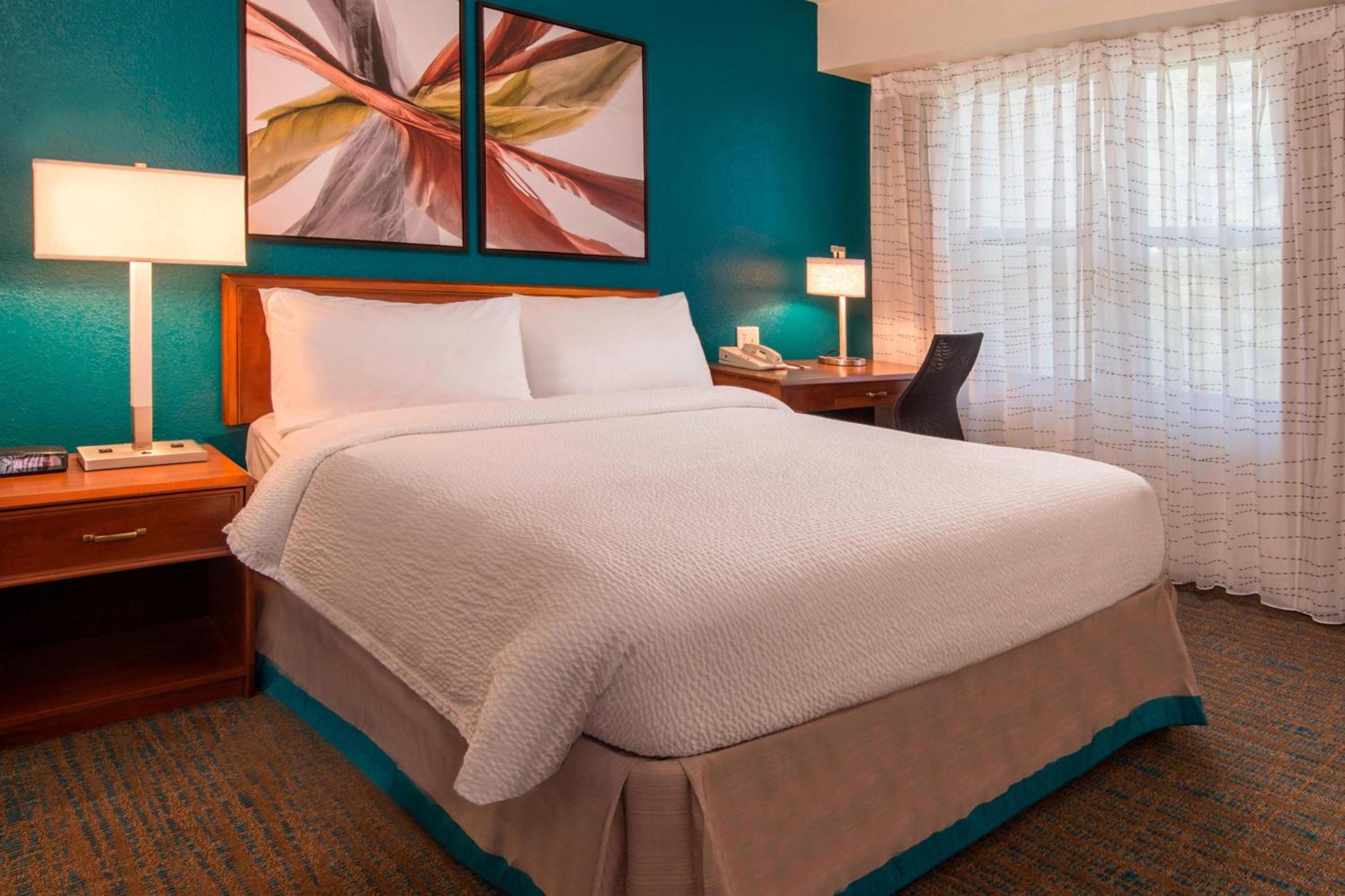One-Bedroom Suite - Photo 2