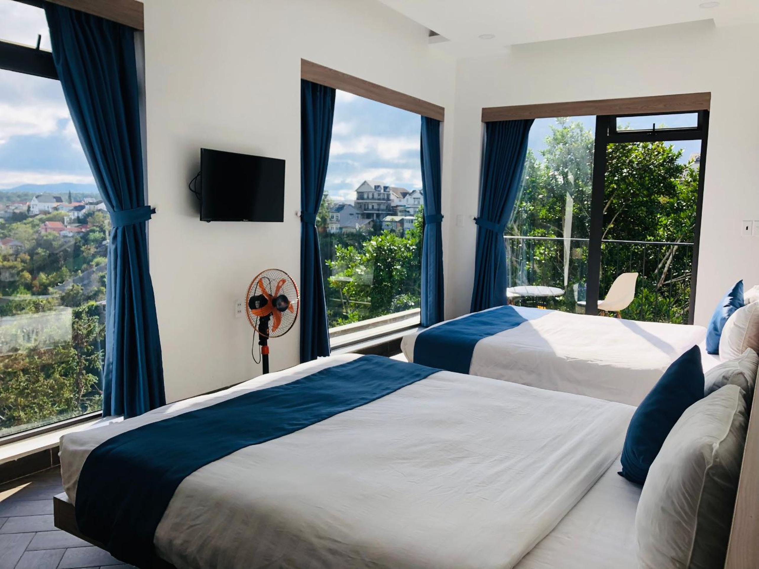 Quadruple Room with Balcony - Photo 1