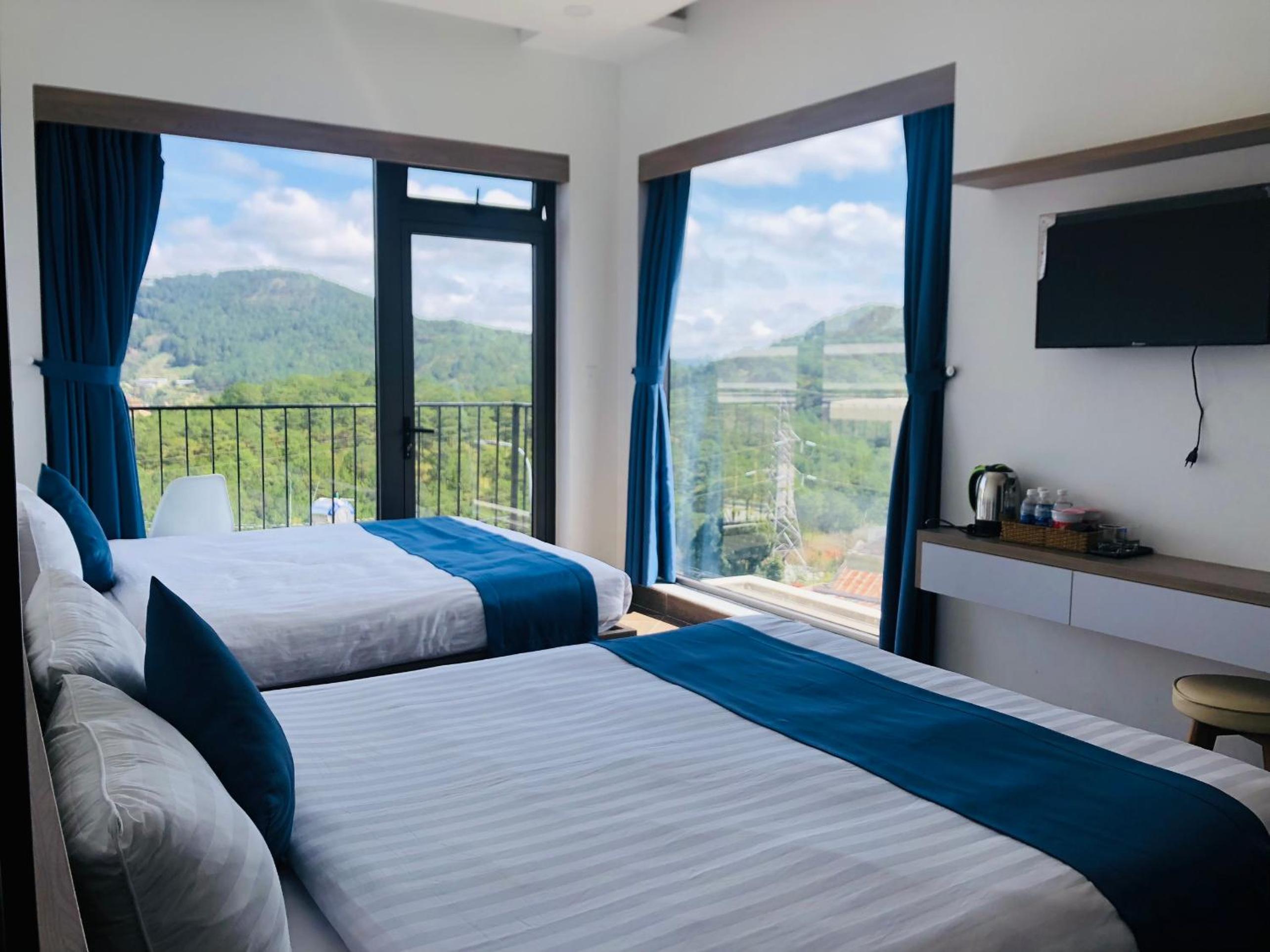 Quadruple Room with Balcony - Photo 4