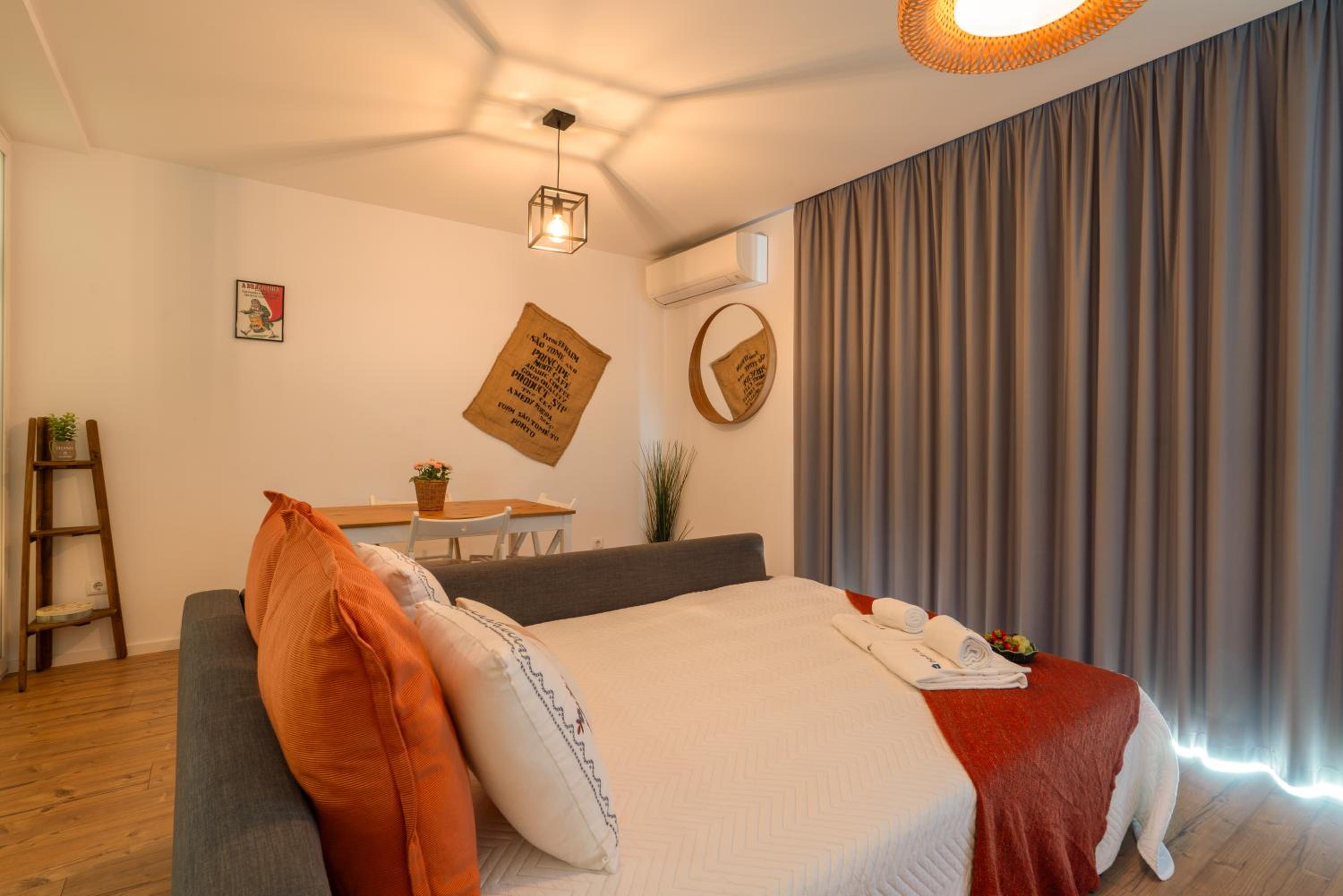 Apartment with Balcony - Photo 21