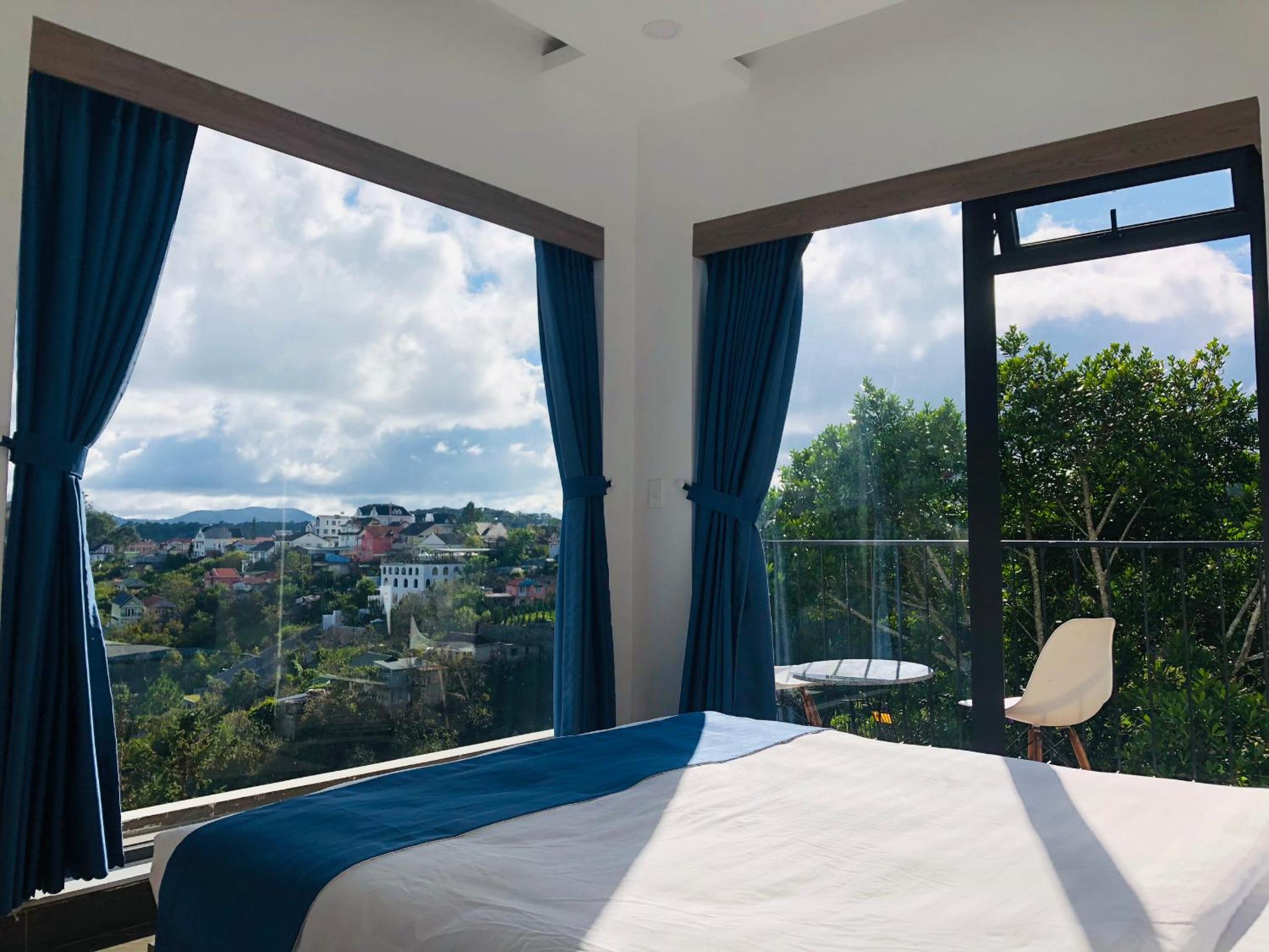 Quadruple Room with Balcony - Photo 10