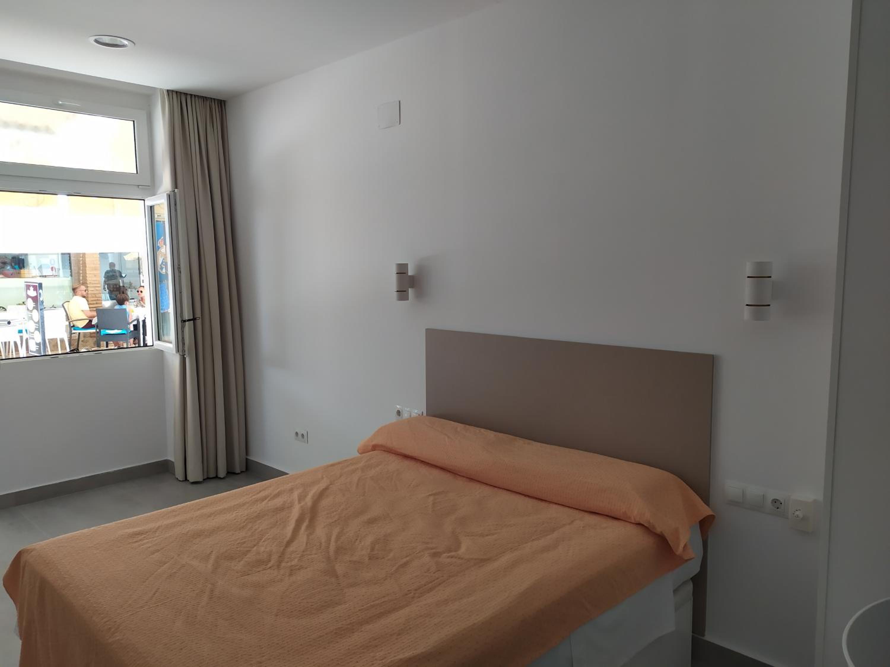 Ground floor Studio with street view - Disability Access photo 2