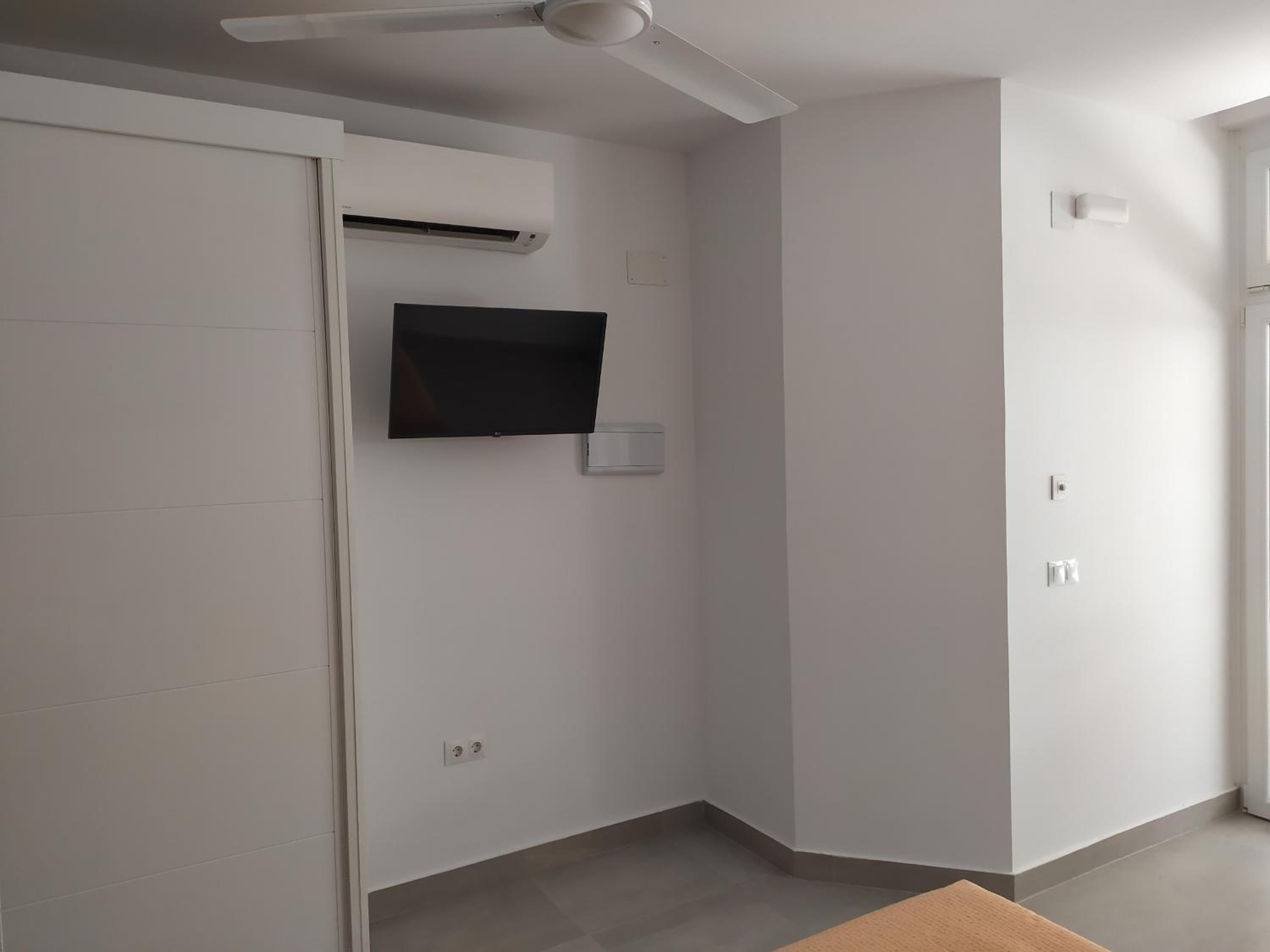 Ground floor Studio with street view - Disability Access photo 3