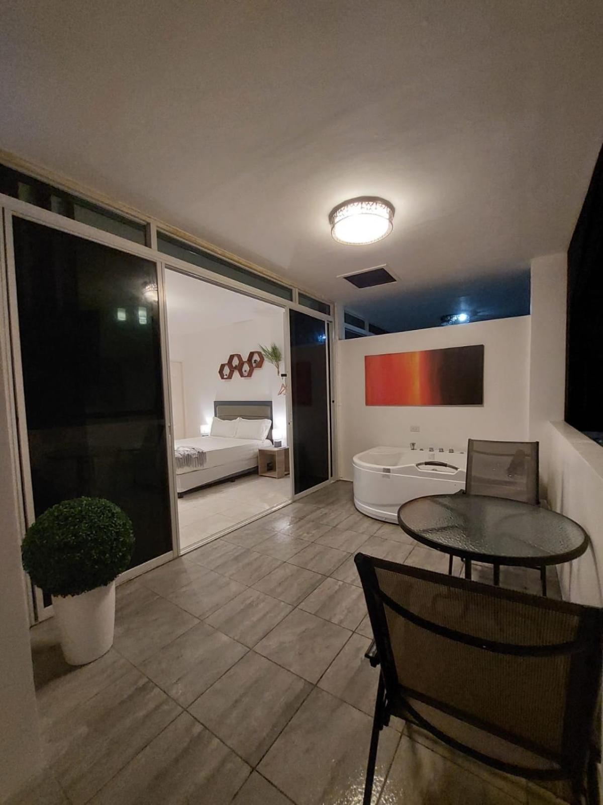 Suite with Hot Tub photo 2