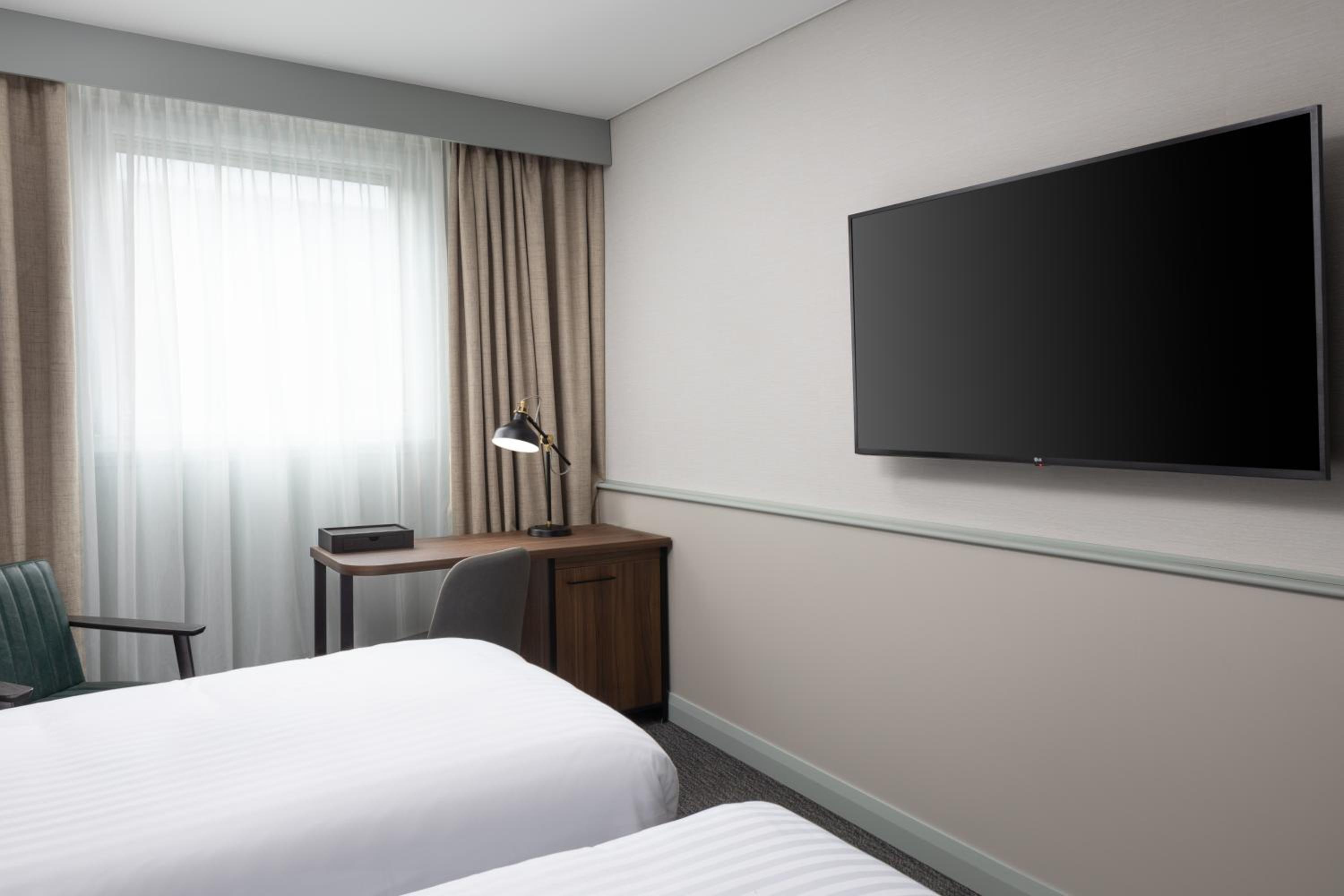 Twin Room thumbnail 6