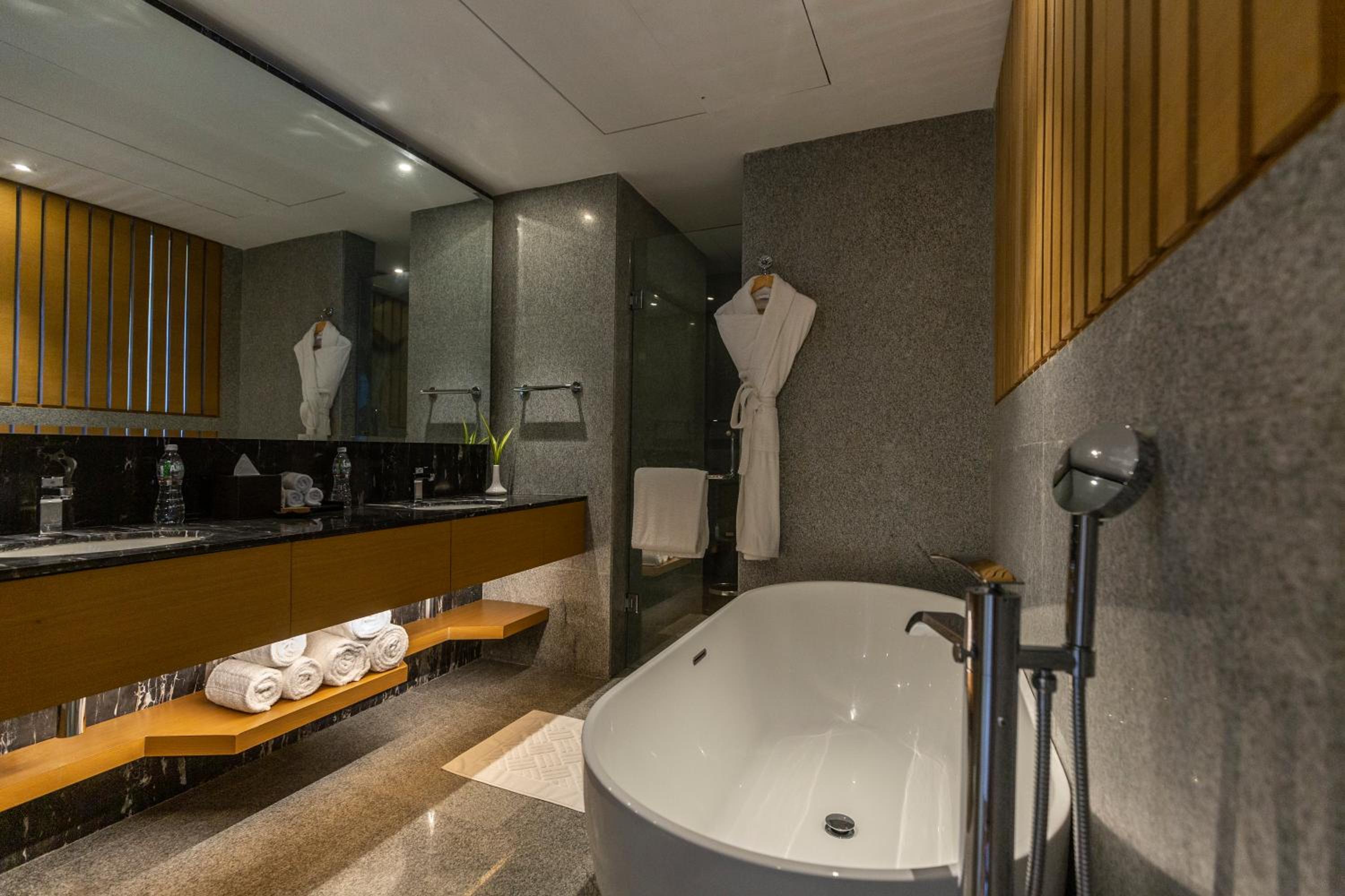 One-Bedroom Executive King Suite - Photo 3