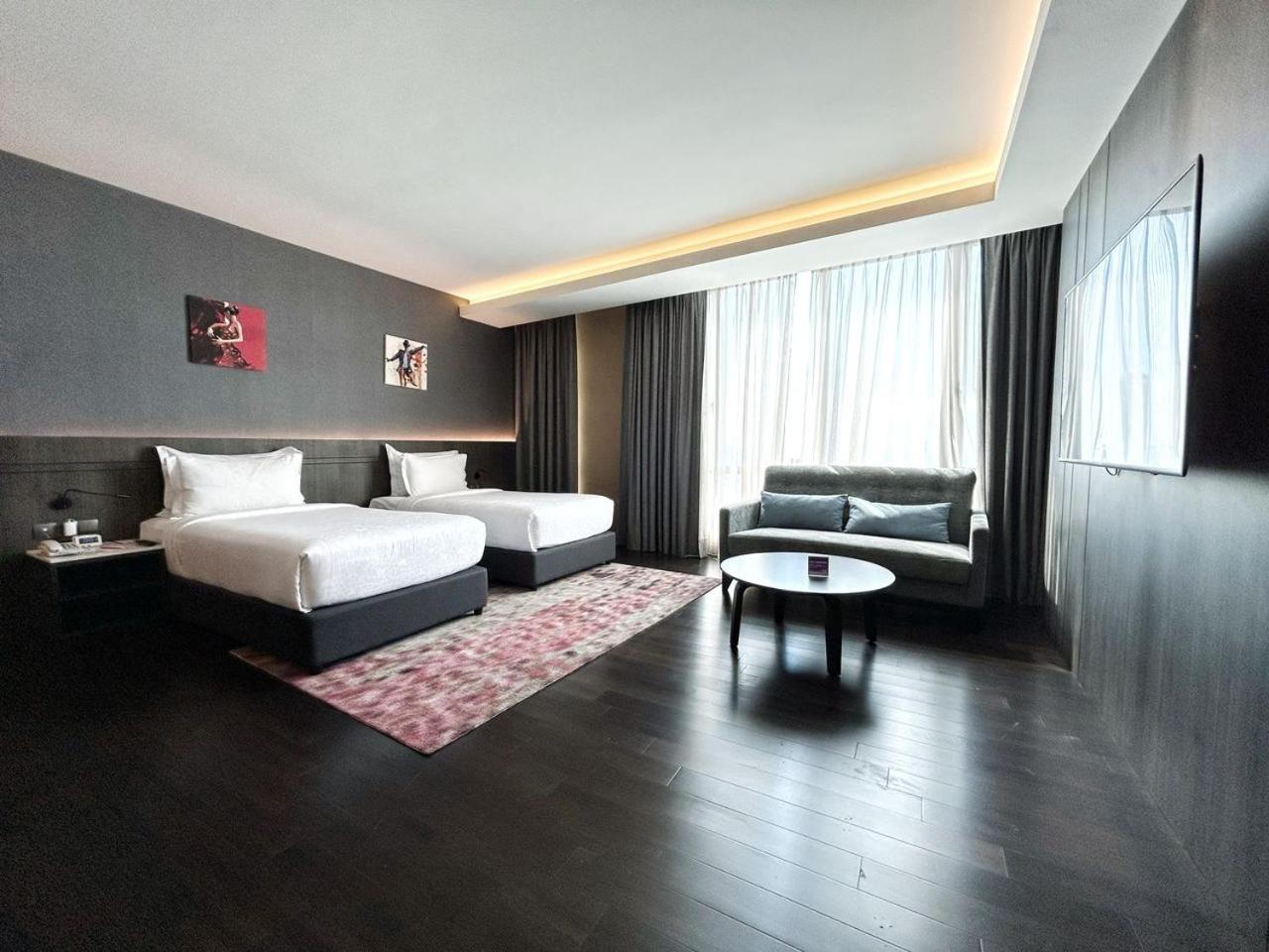 Premier Twin Room with Bathtub - Photo 8