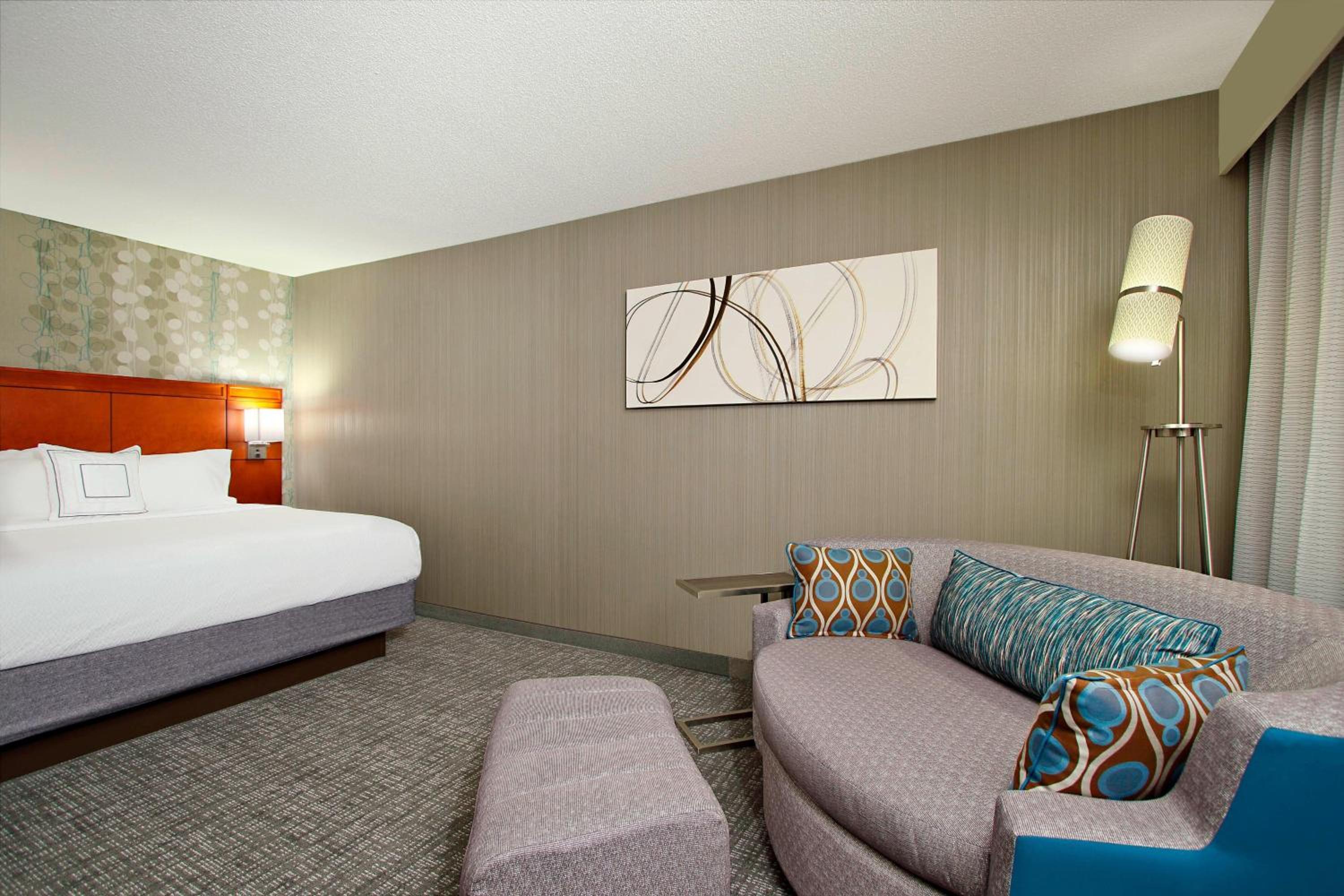 King Room with Sofa Bed - Photo 3
