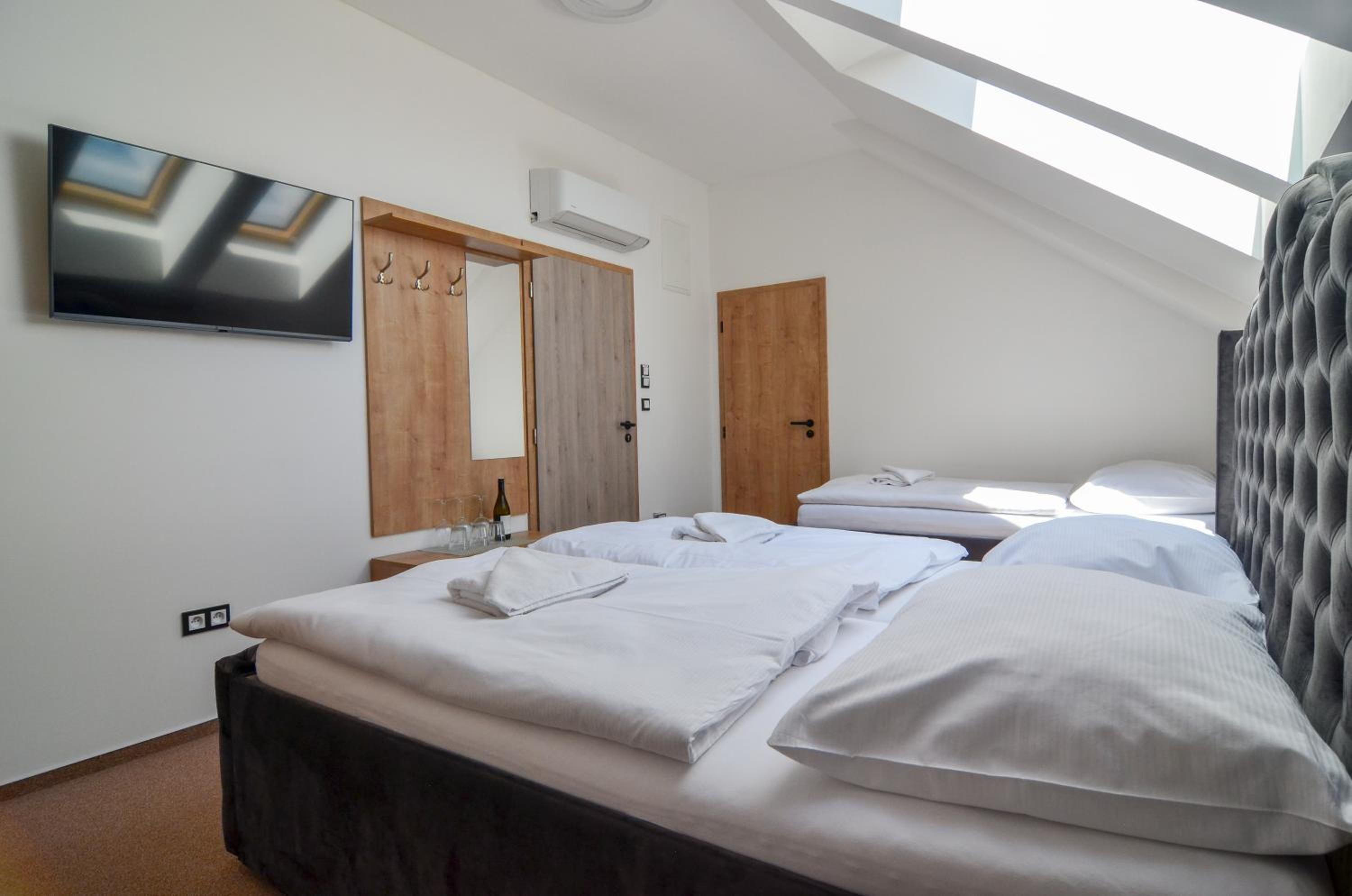 Deluxe Double Room with Shower photo 3
