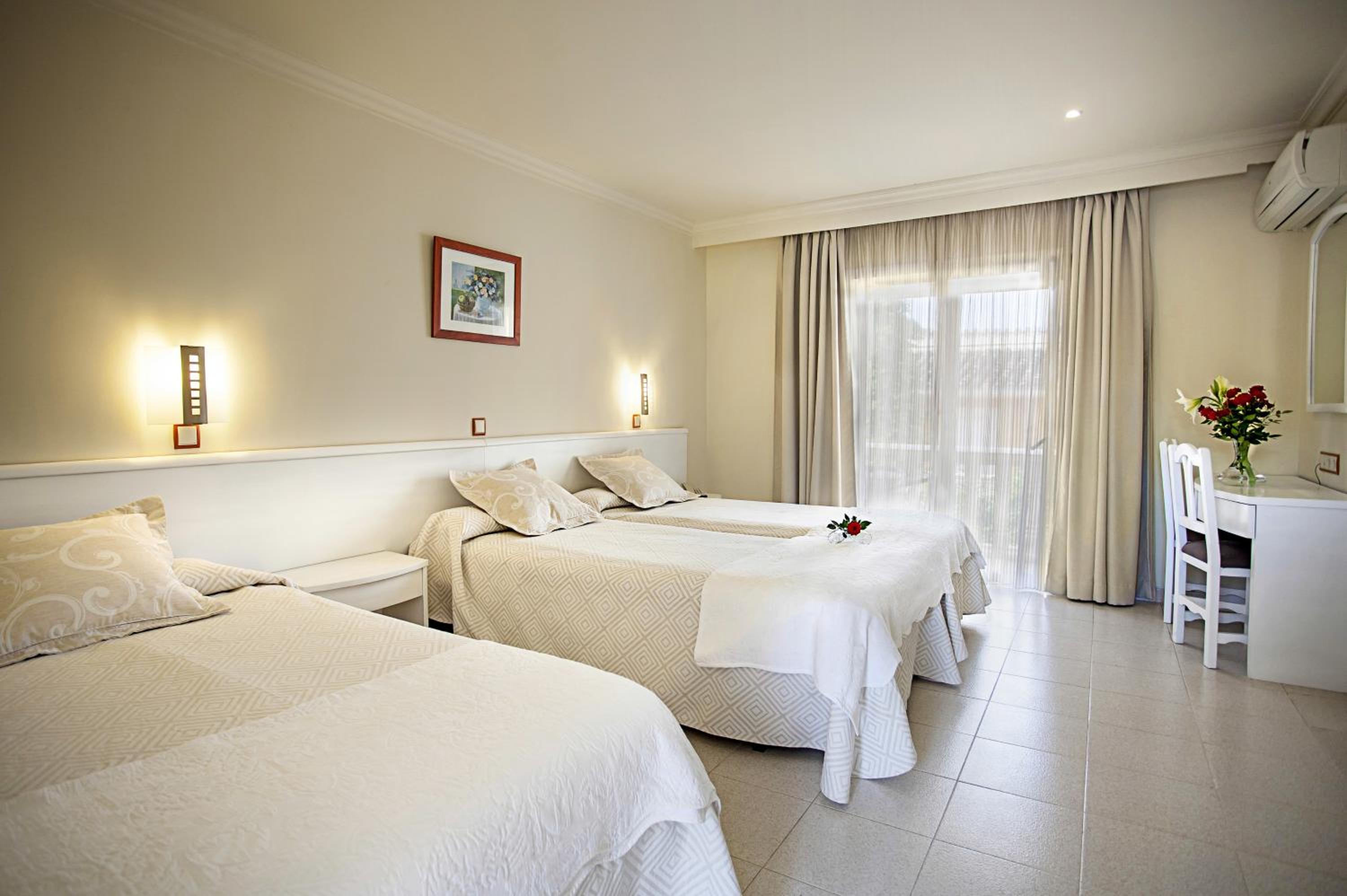 Habitación Triple con Balcón (2 Adultos + 1 Niño)
