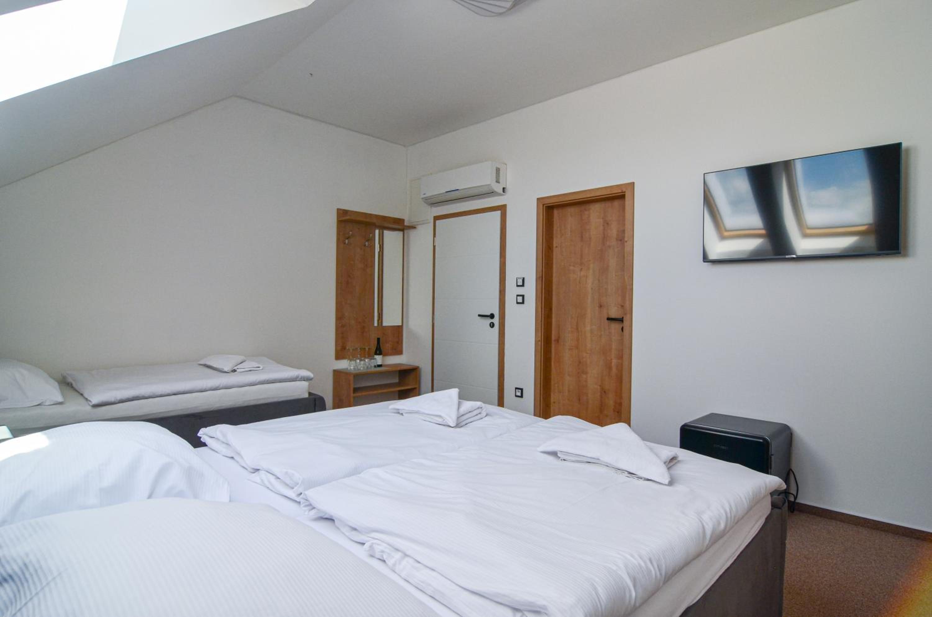 Deluxe Double Room with Shower photo 1