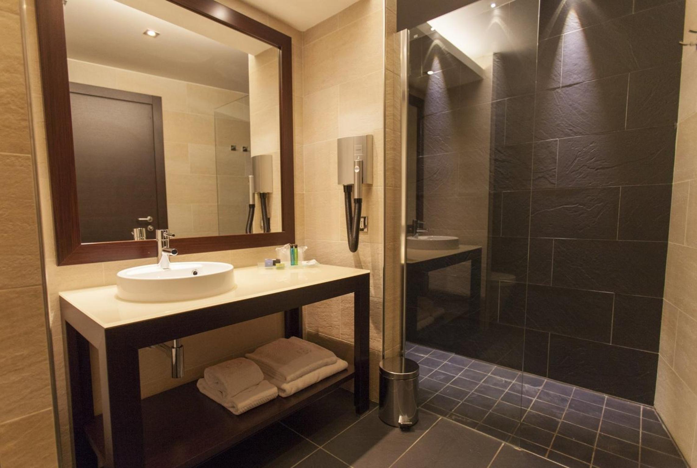 Double or Twin Room - Photo 4