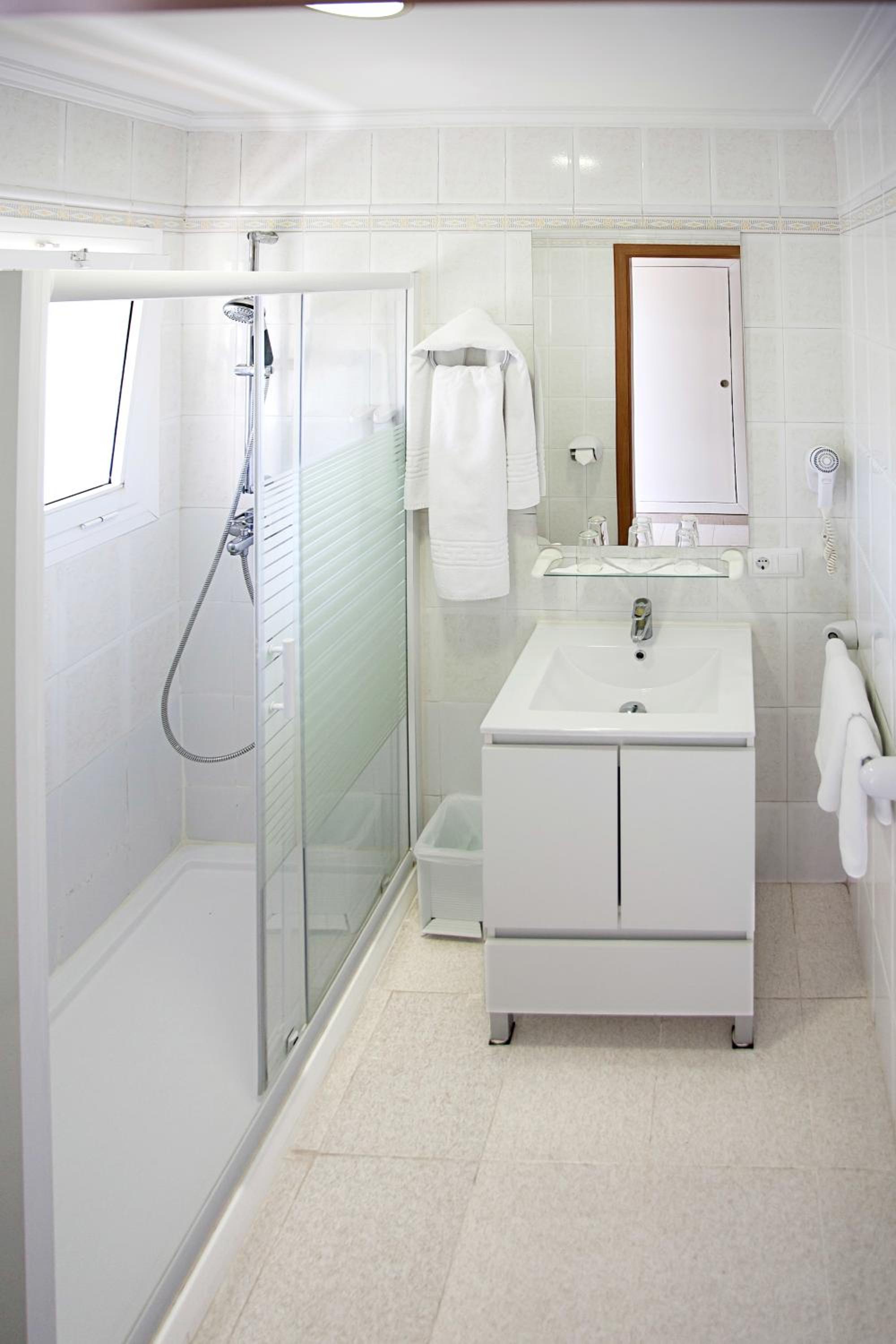 Twin Room with Balcony - Photo 5