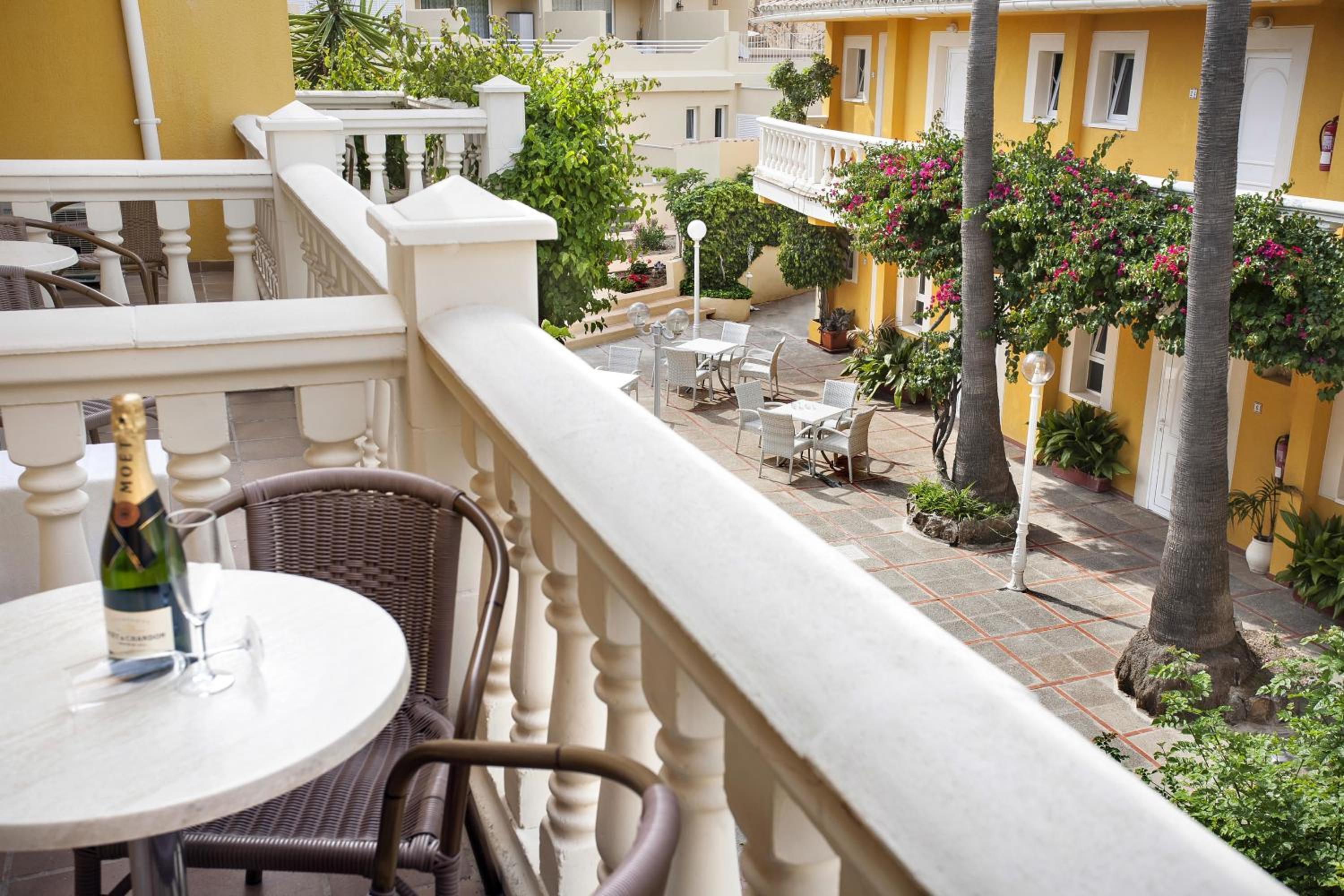 Twin Room with Balcony - Photo 6