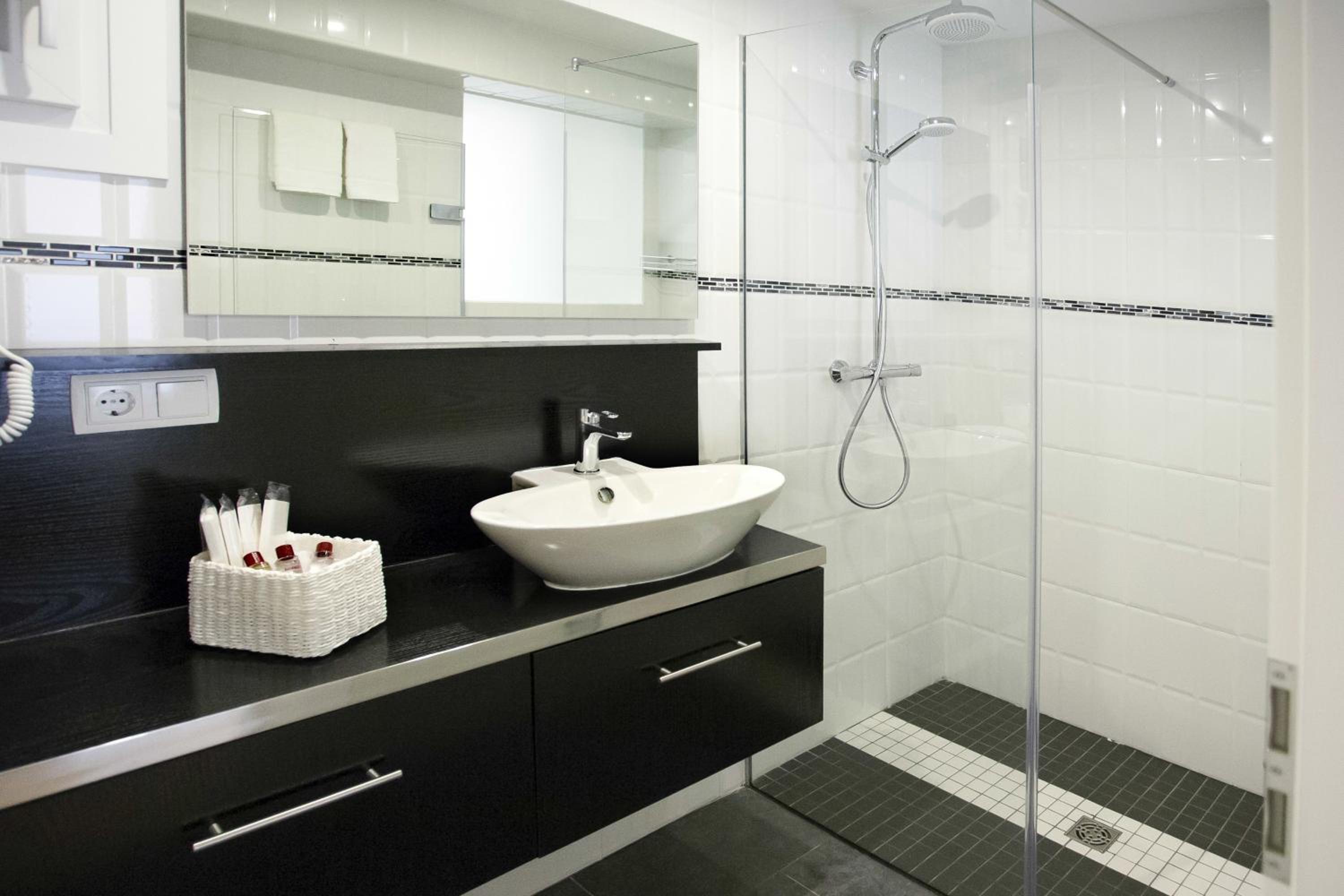 Deluxe Suite - Photo 11