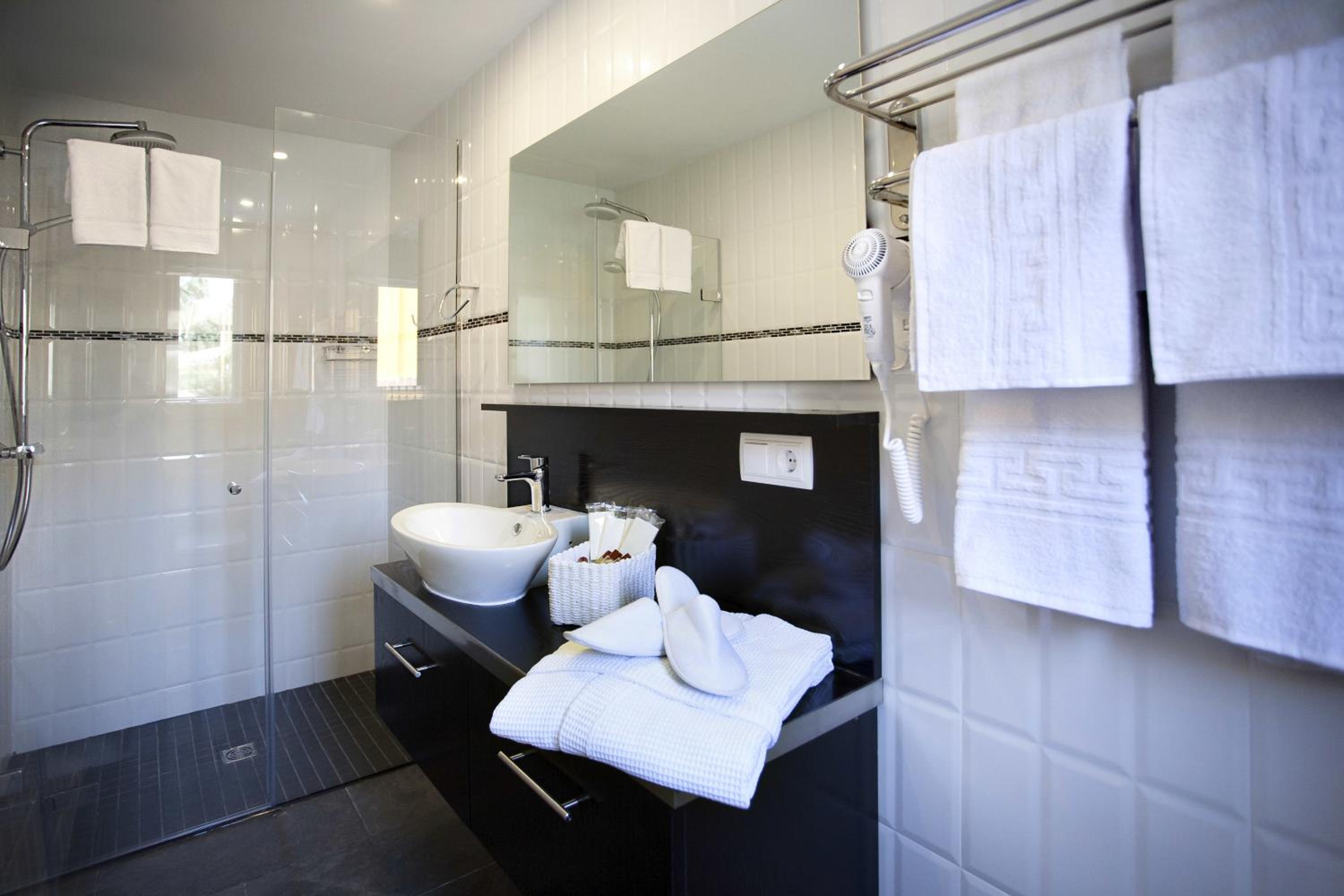 Deluxe Suite - Photo 7