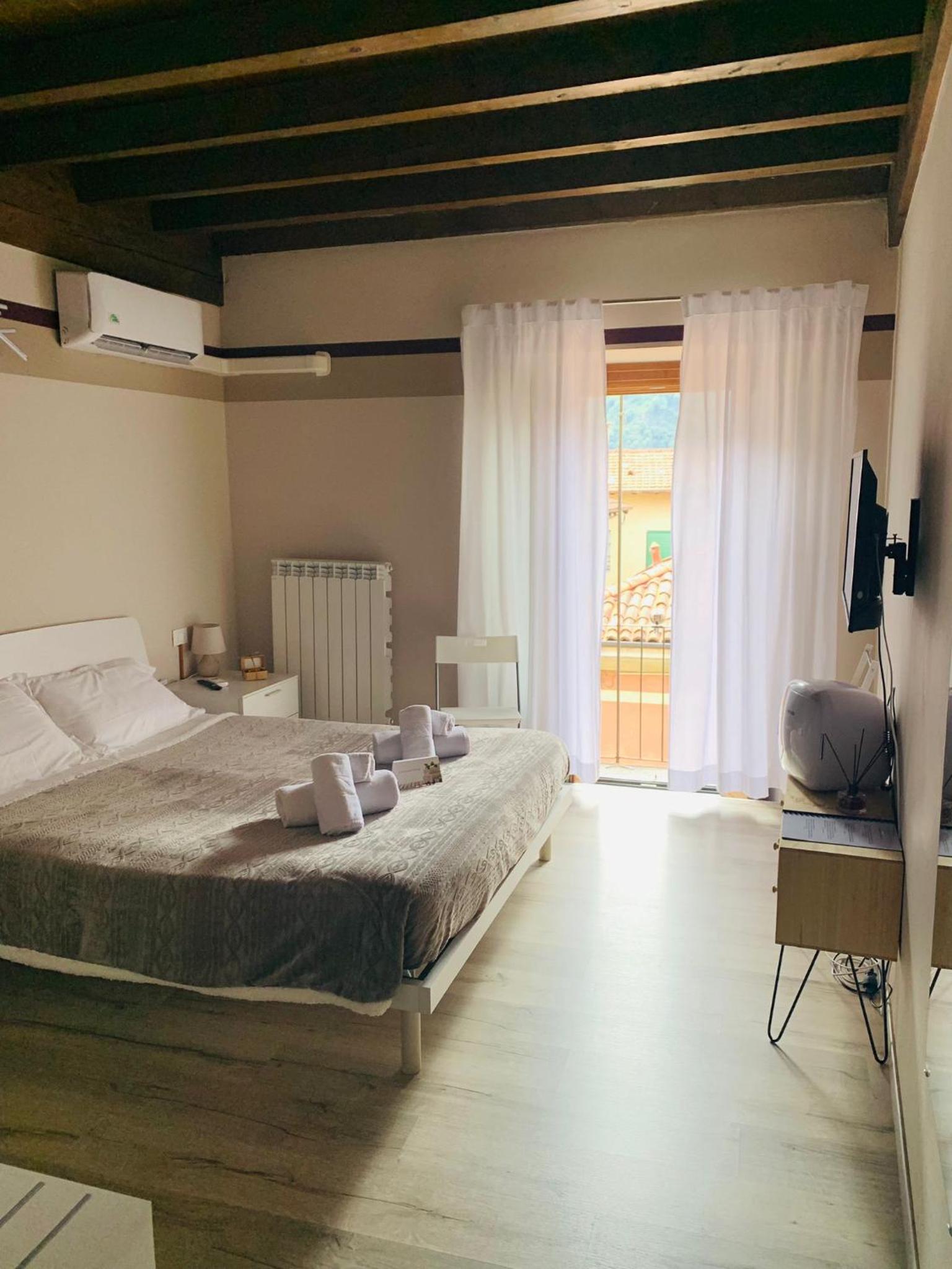 Double Room with Balcony - Photo 23