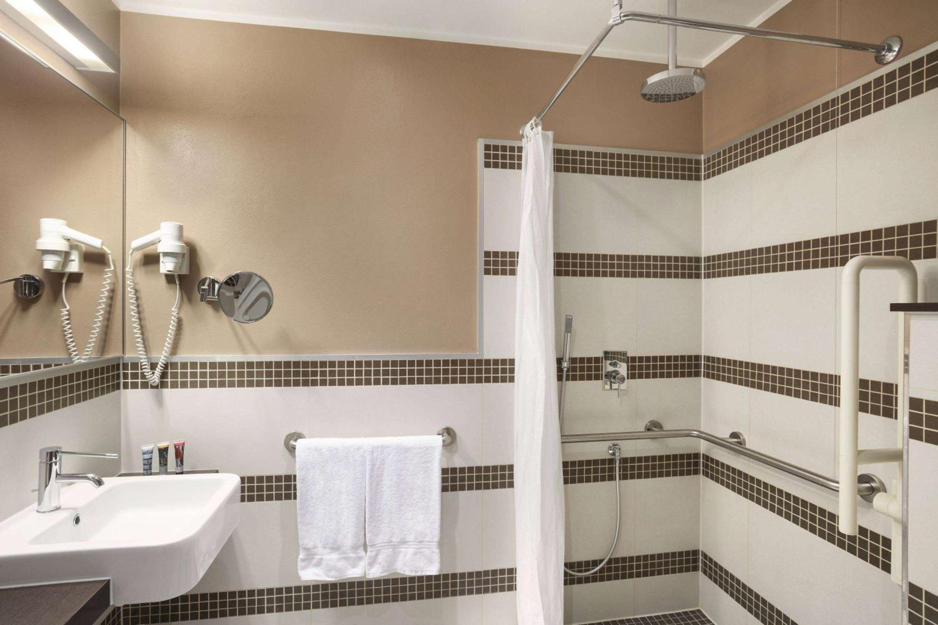 Executive Double or Twin Room thumbnail 6
