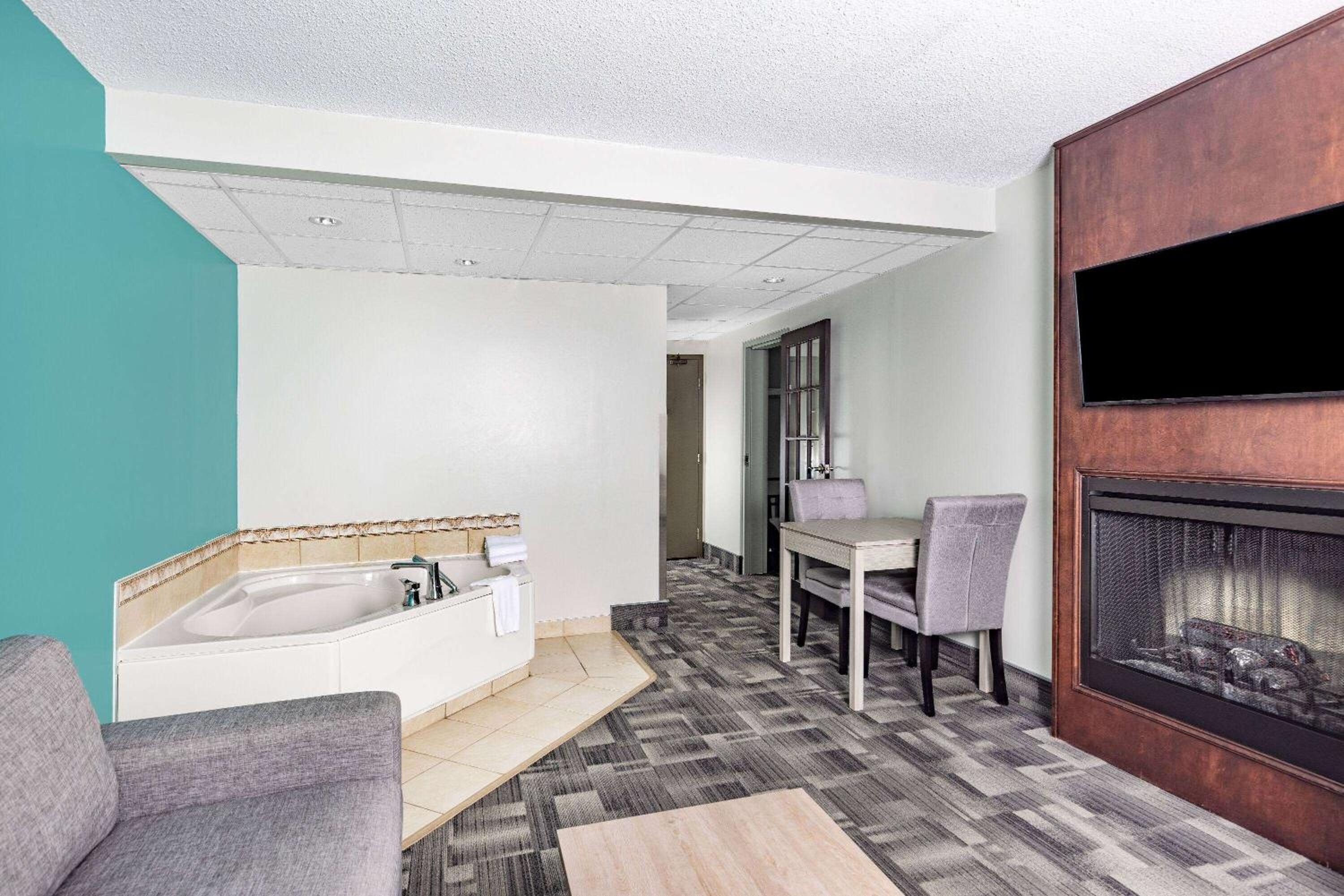 King Suite - Non-Smoking photo 3