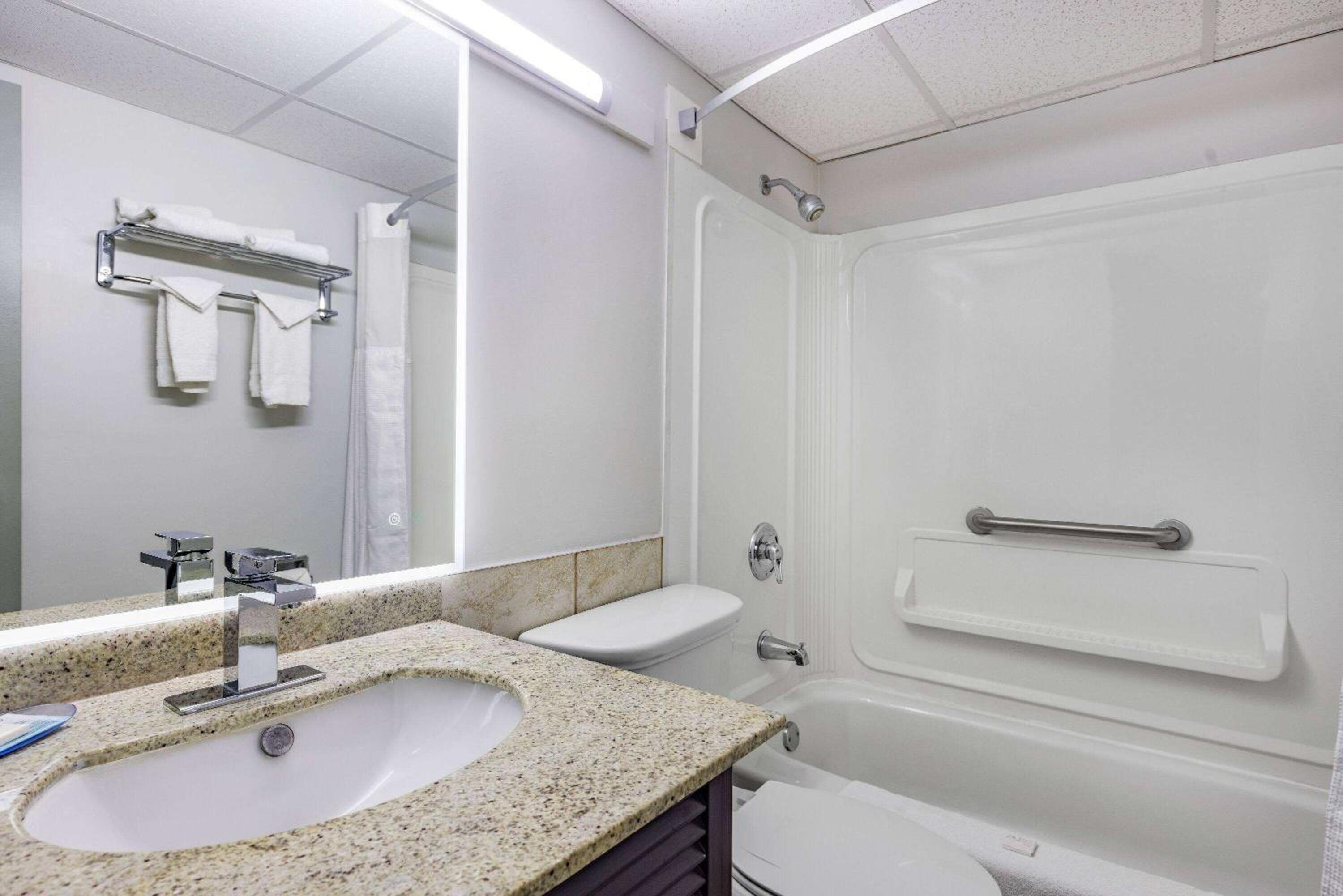 Queen Suite - Non-Smoking - Photo 4