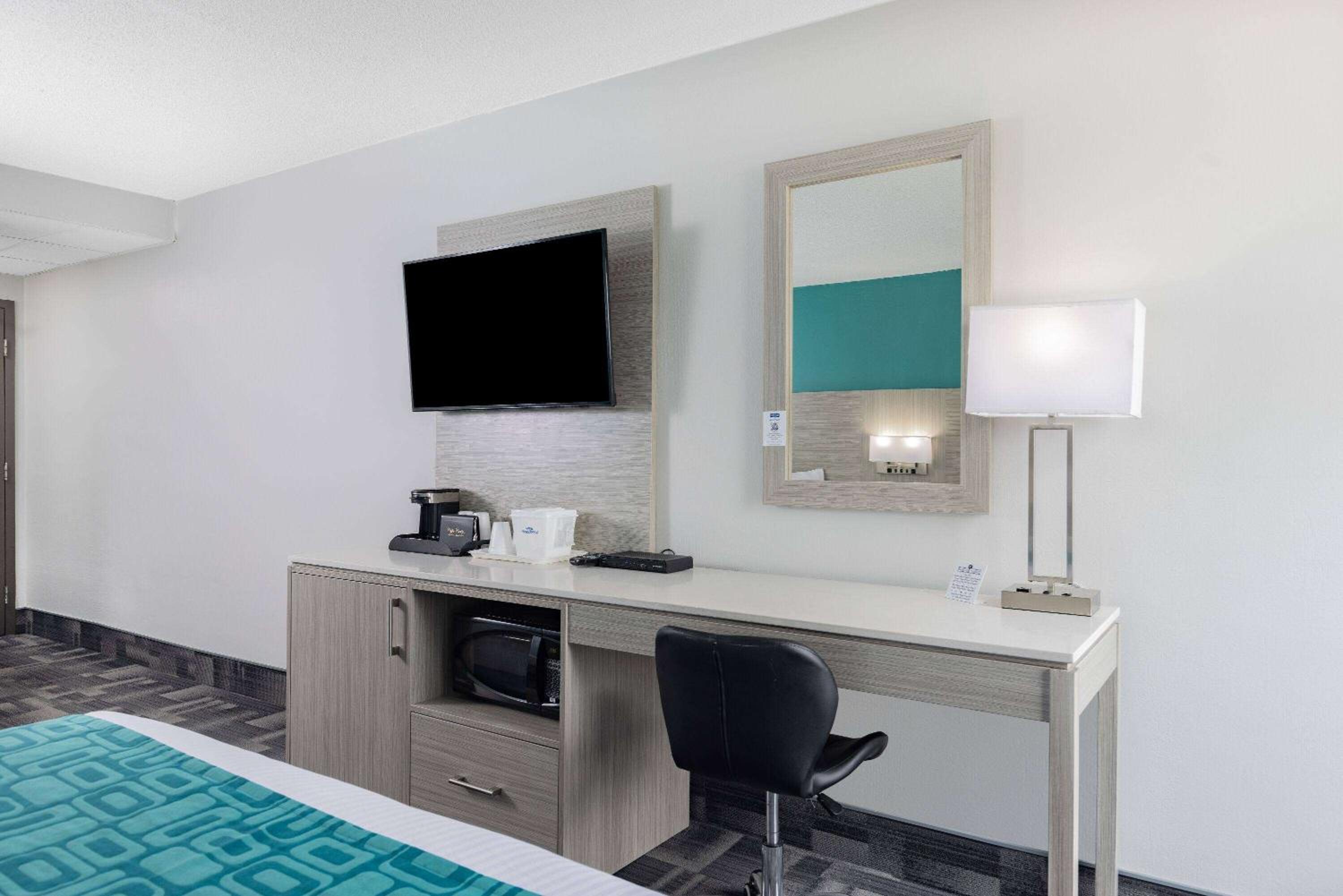 Queen Room with Two Queen Beds - Non-Smoking - Photo 4